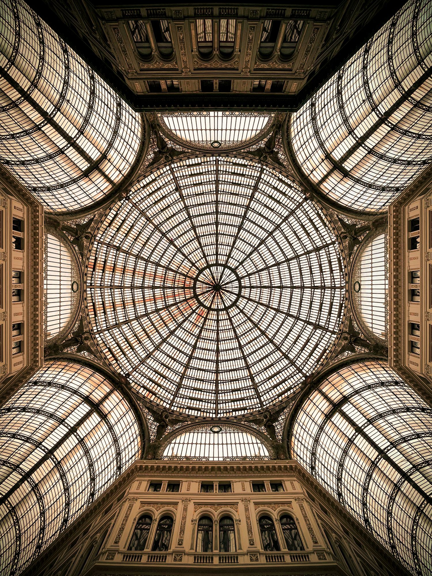 Cupola in ferro e vetro della Galleria Umberto I, nel cuore di Napoli a pochi passi da Municipio Luxury Suite