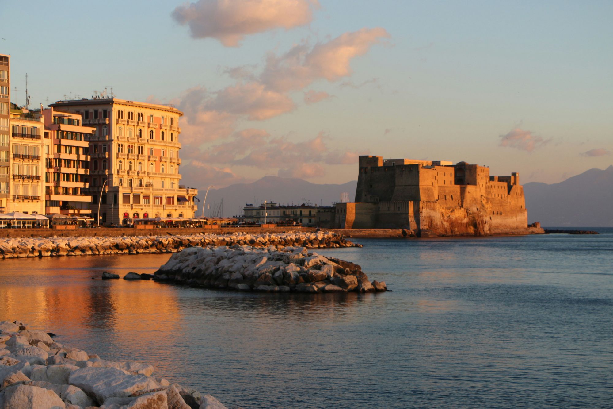 Castel dell'Ovo sul lungomare di Napoli