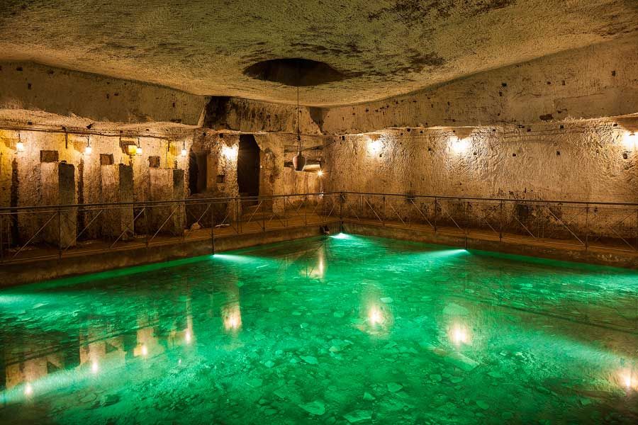 Percorso sotterraneo della Galleria Borbonica a Napoli