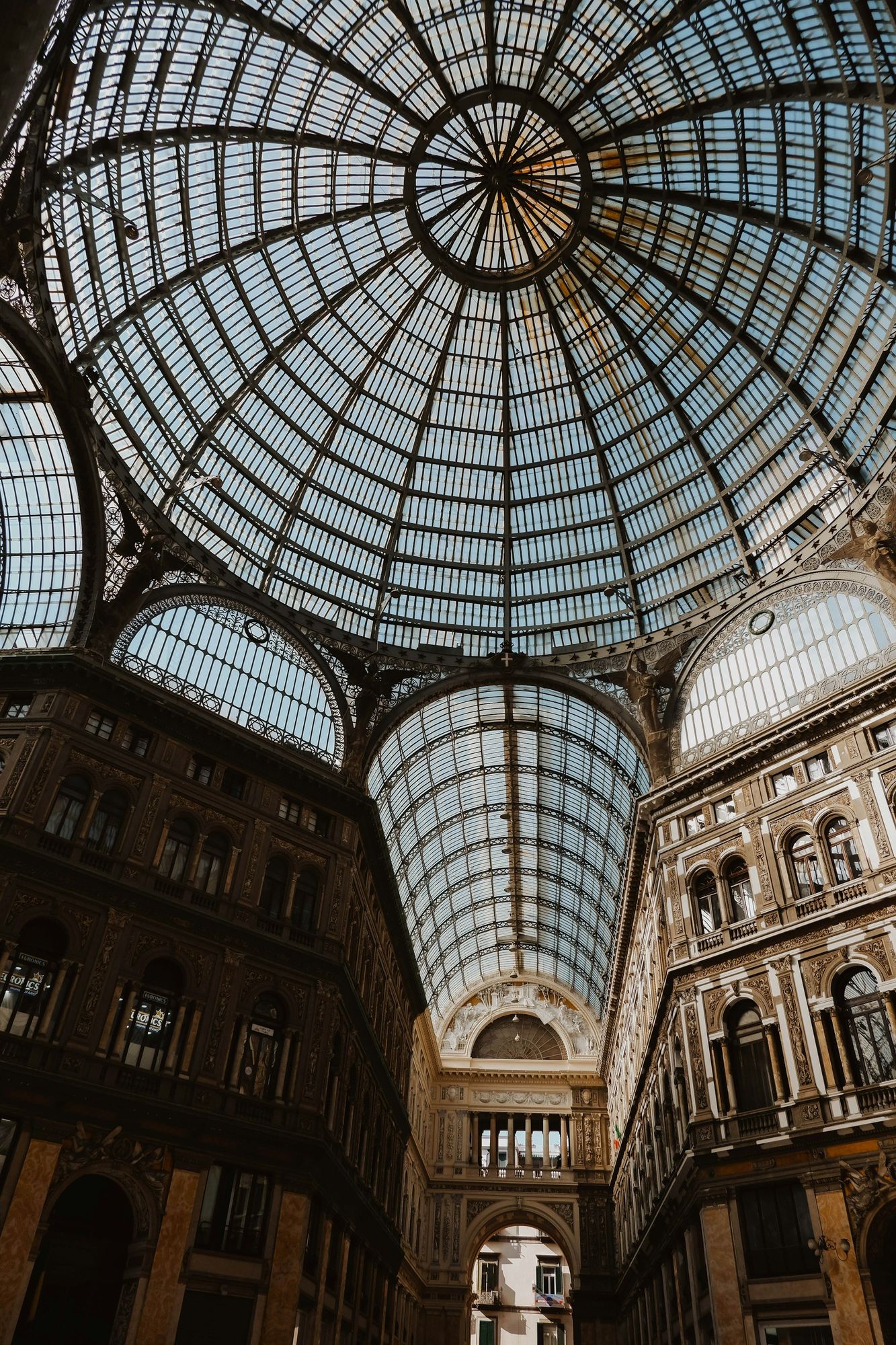 Cupola in ferro e vetro della Galleria Umberto I a Napoli