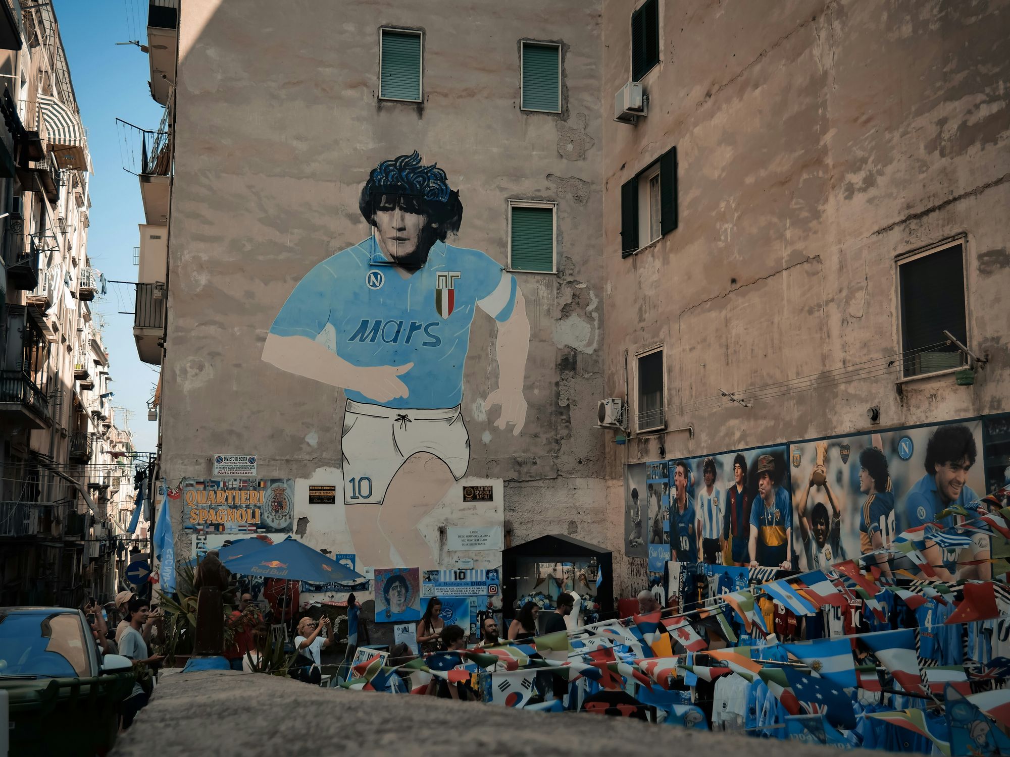 Murale dedicato a Maradona nei vicoli dei Quartieri Spagnoli, Napoli