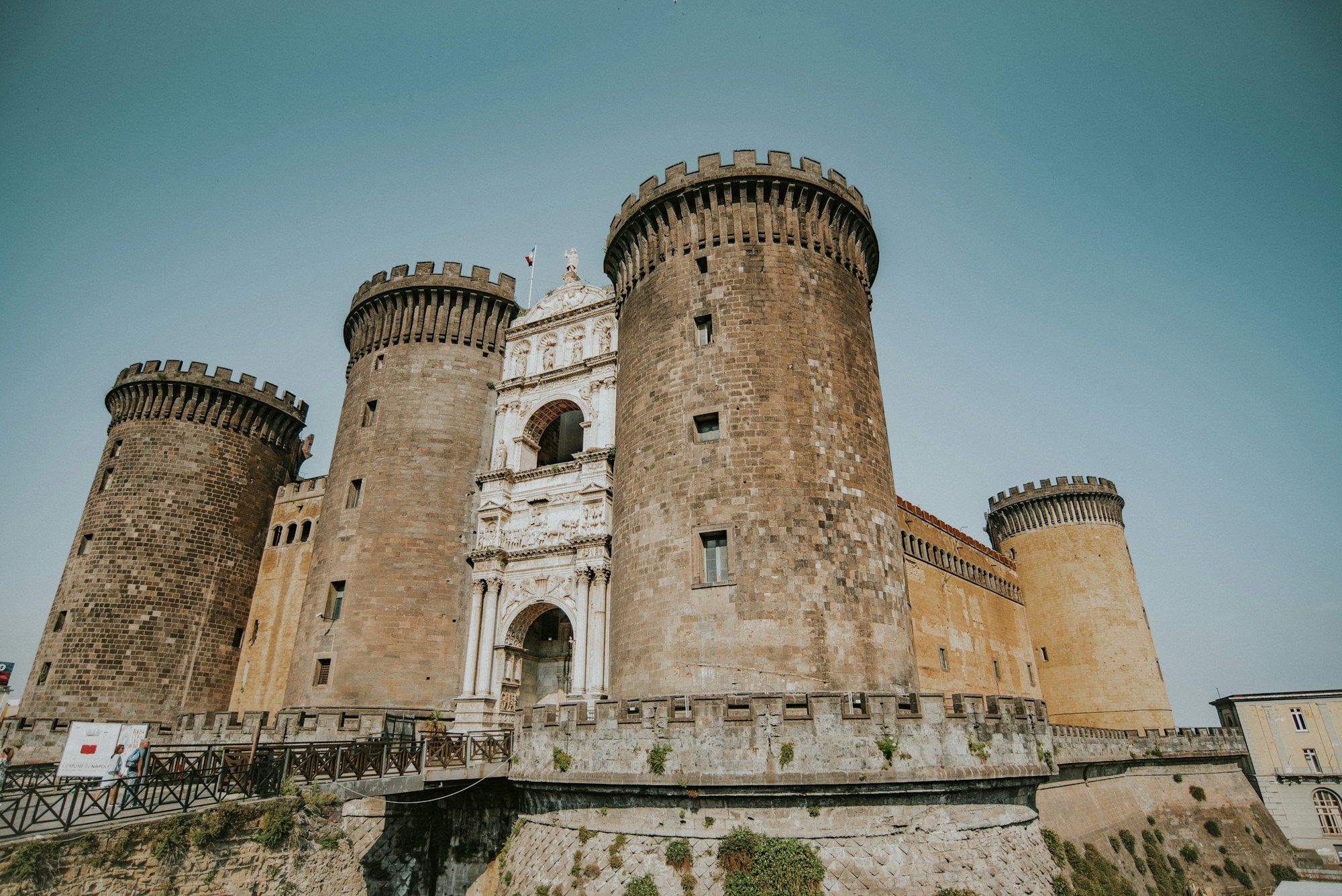 Il Maschio Angioino, castello medievale affacciato sul porto di Napoli