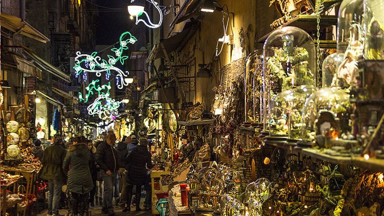 Botteghe artigiane dei presepi nella via di San Gregorio Armeno, Napoli