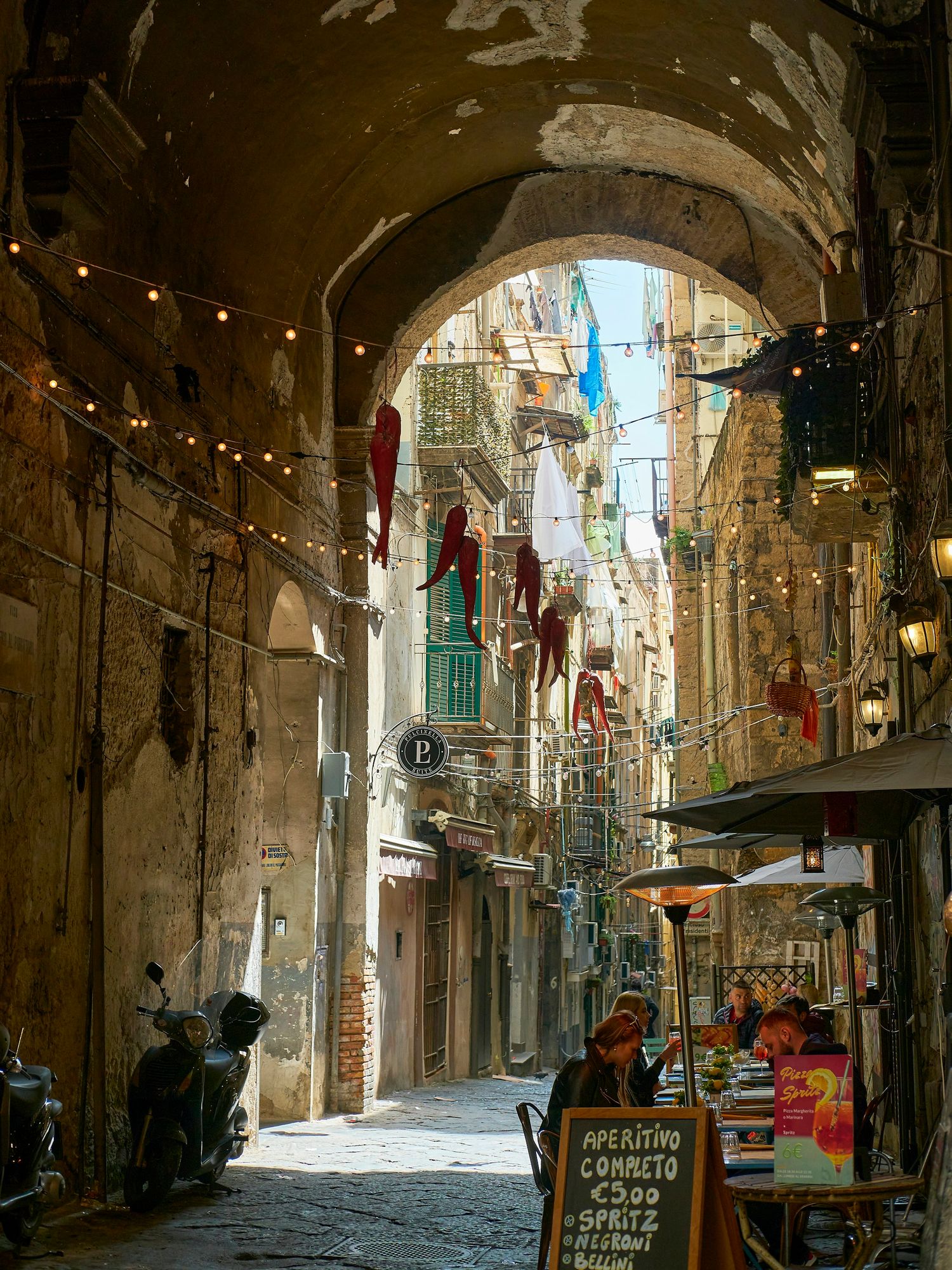Vicolo caratteristico di Spaccanapoli nel centro storico di Napoli