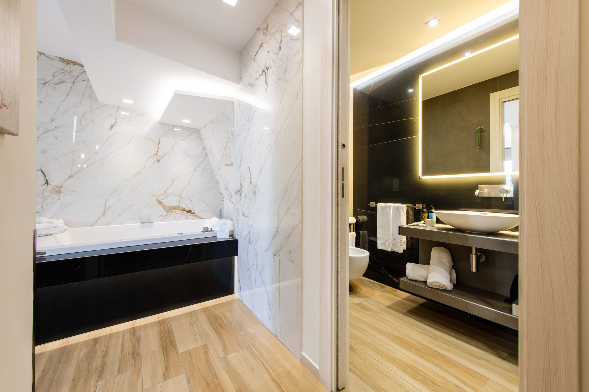 Angolo relax e bagno della Junior Suite con illuminazione, B&B Napoli Municipio, foto 5