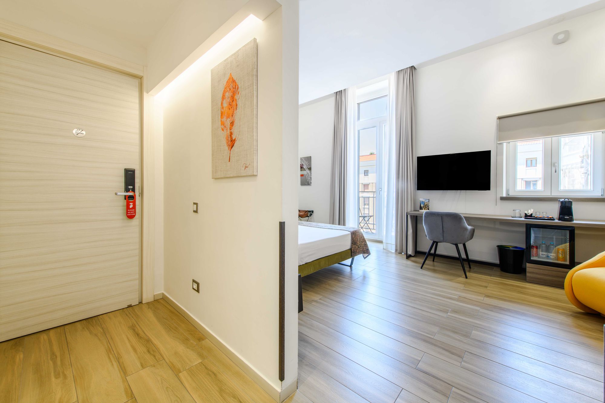 Vista della Junior Suite con vasca idromassaggio e balcone - Municipio Luxury Suite Napoli, foto 6