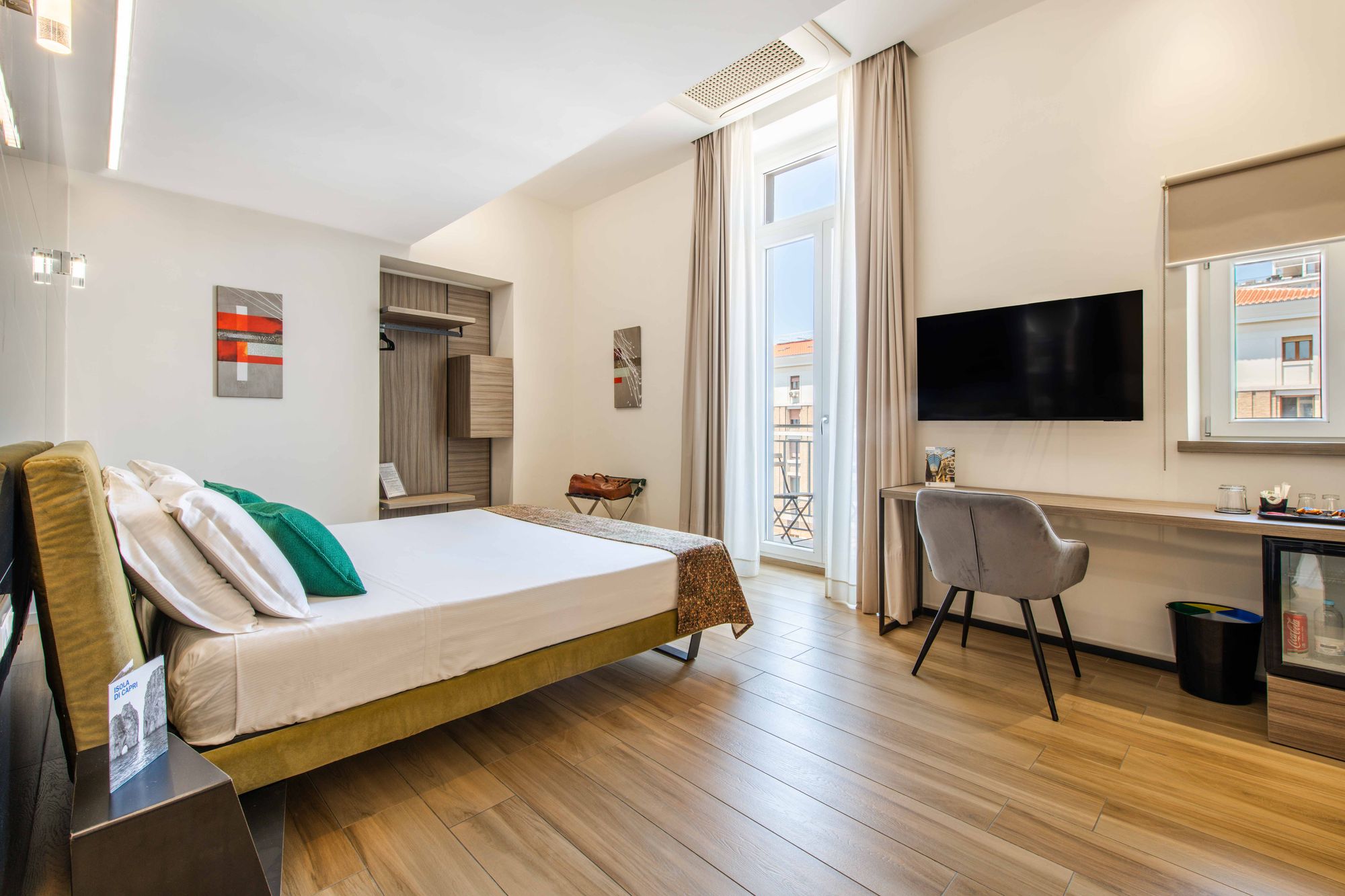 Junior Suite con letto matrimoniale e balcone e scrivania - Municipio Luxury Suite Napoli, foto 7