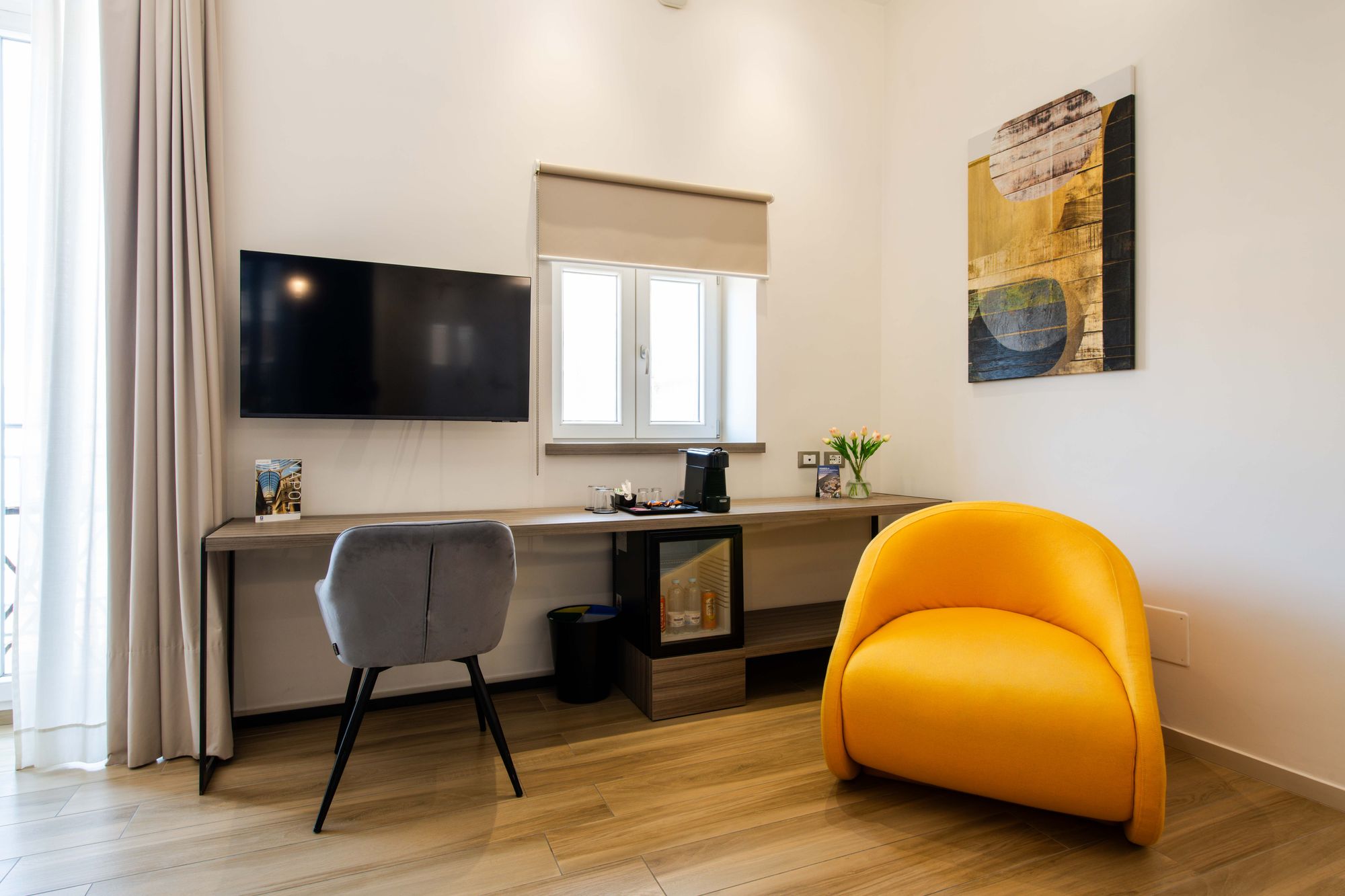 Dettagli della Junior Suite con scrivania, poltrona gialla - Municipio Luxury Suite Napoli, foto 8