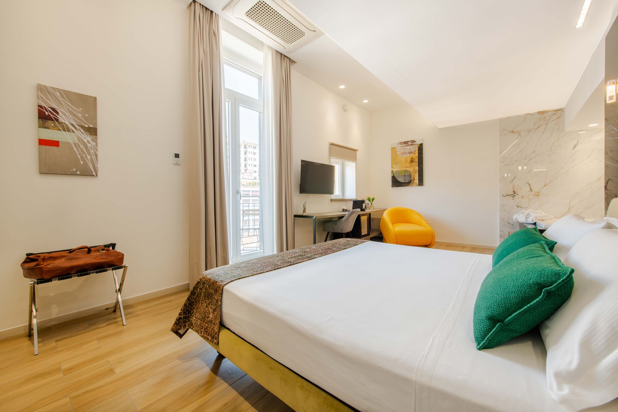 Junior Suite con vasca idromassaggio e balcone - Municipio Luxury Suite Napoli, foto 9