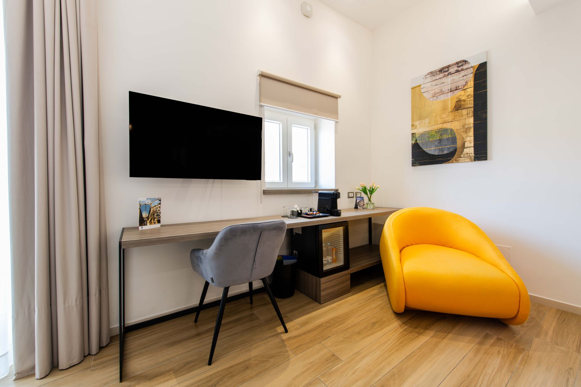 Scrivania della Junior Suite con macchina del caffè, vasca idromassaggio e balcone - Municipio Luxury Suite Napoli, foto 10