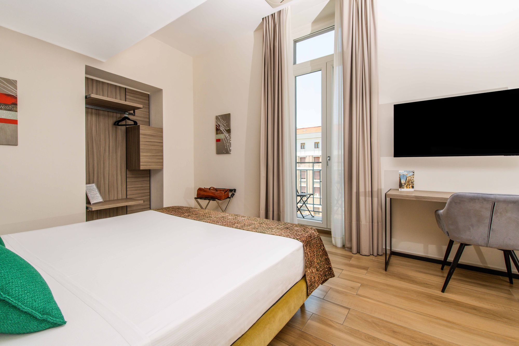 Vista del letto matrimoniale, armadio e balcone della Junior Suite con vasca idromassaggio jacuzzi - Municipio Luxury Suite Napoli, foto 11