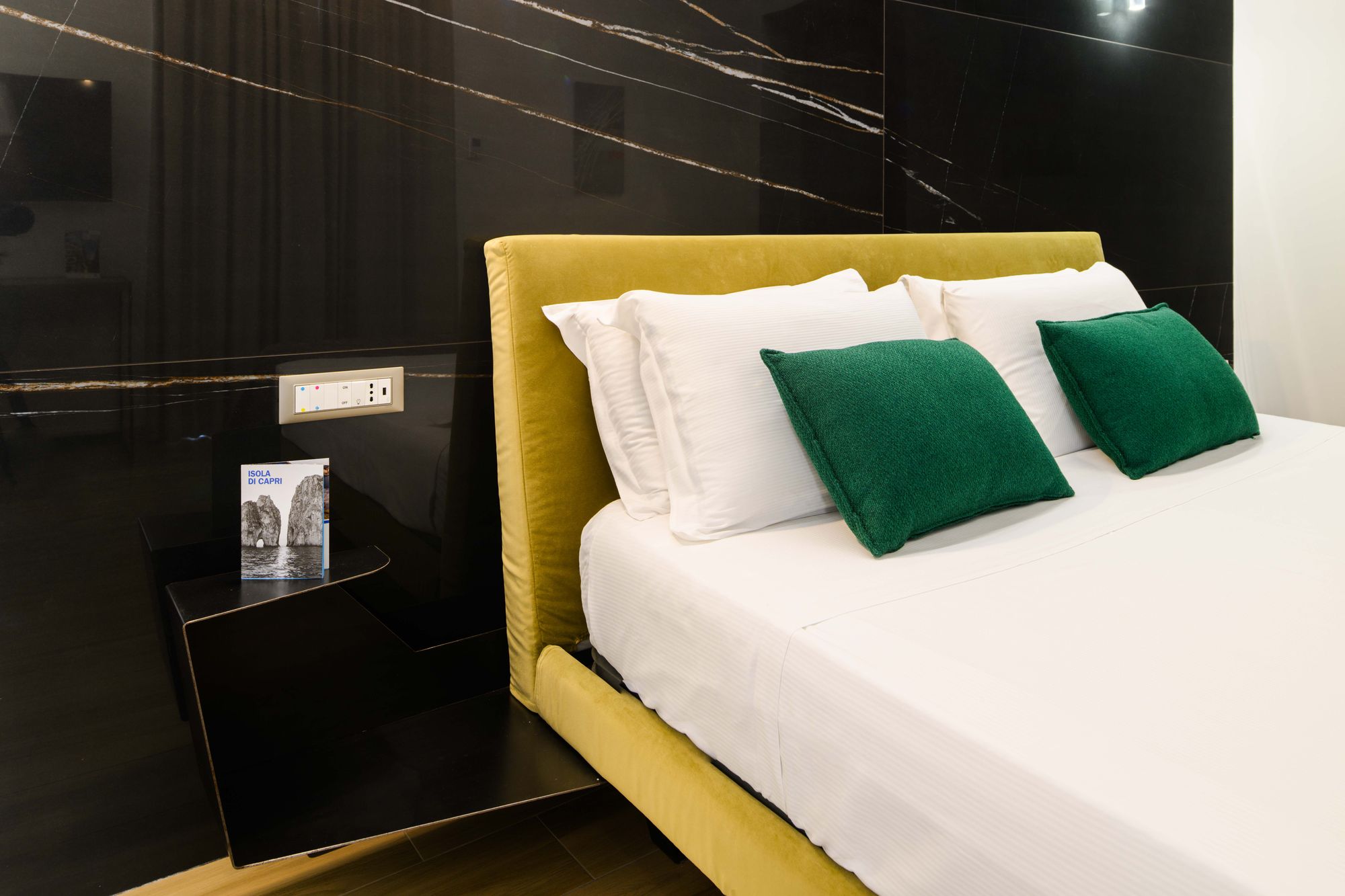 Comodini e illuminazione soffusa della Junior Suite, Napoli Centro - Municipio Luxury Suite Napoli, foto 12
