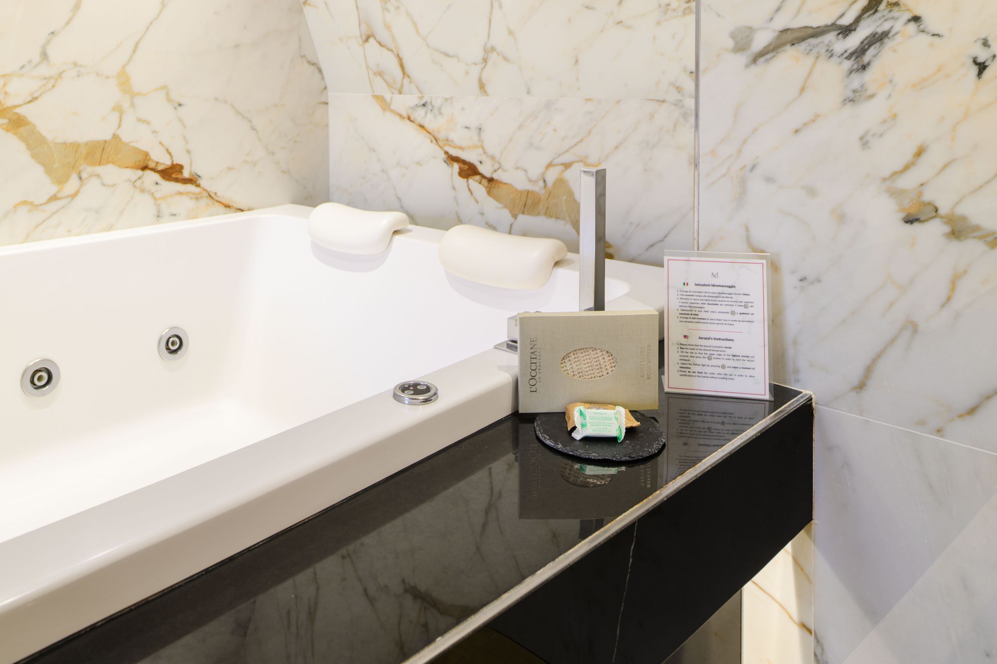 Dettaglio vasca idromassaggio jacuzzi con getti - Municipio Luxury Suite Napoli, foto 13