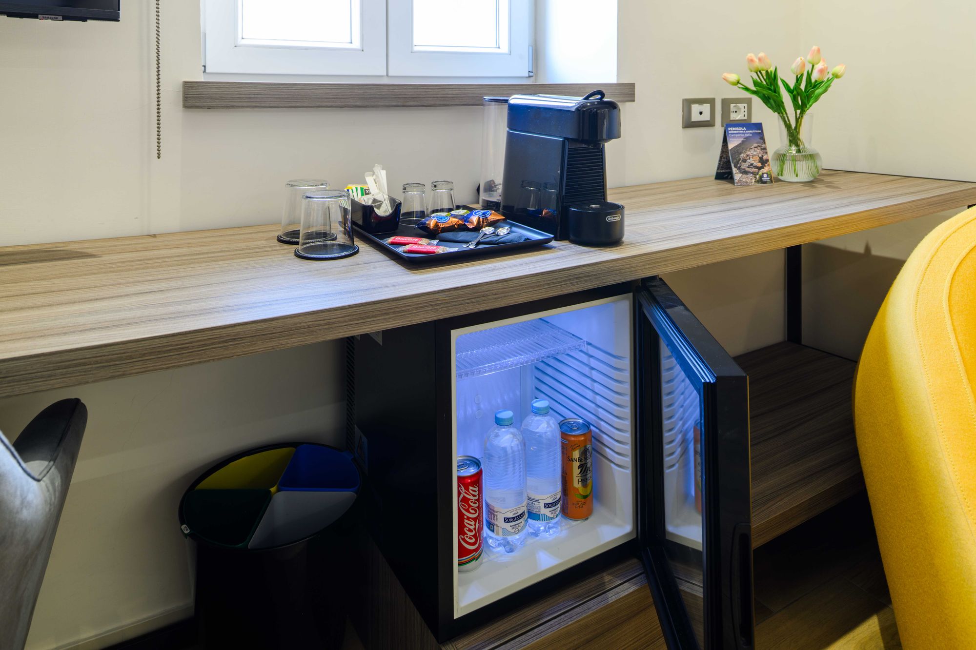 Minibar e spazio caffé della Junior Suite con letto matrimoniale e vasca idromassaggio e balcone - Municipio Luxury Suite Napoli, foto 14