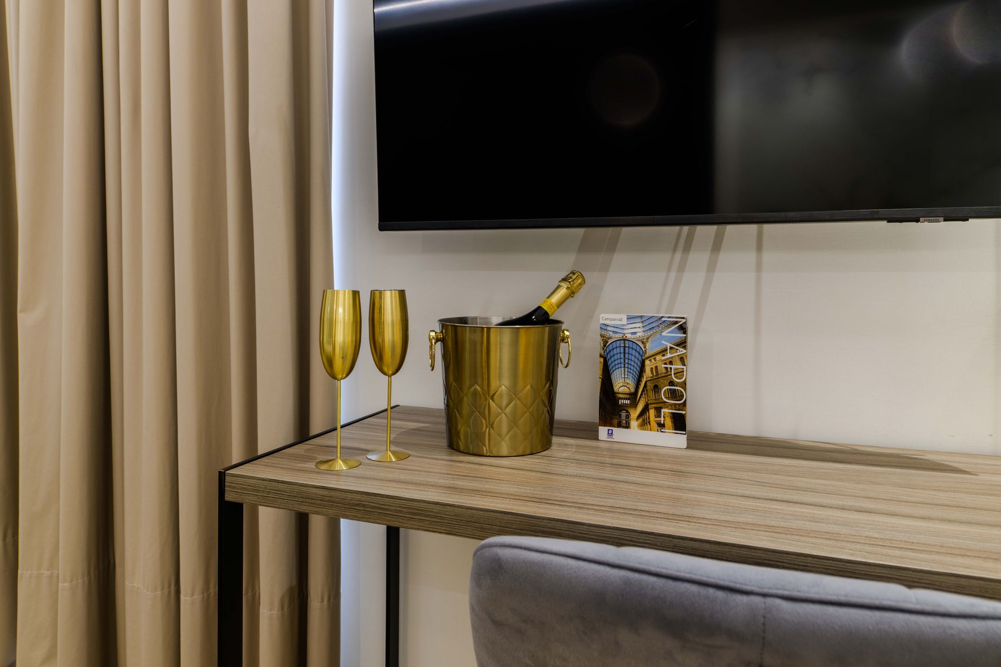 Dettagli Champagne Soggiorno romantico Napoli Junior Suite con vasca idromassaggio e balcone - Municipio Luxury Suite Napoli, foto 15