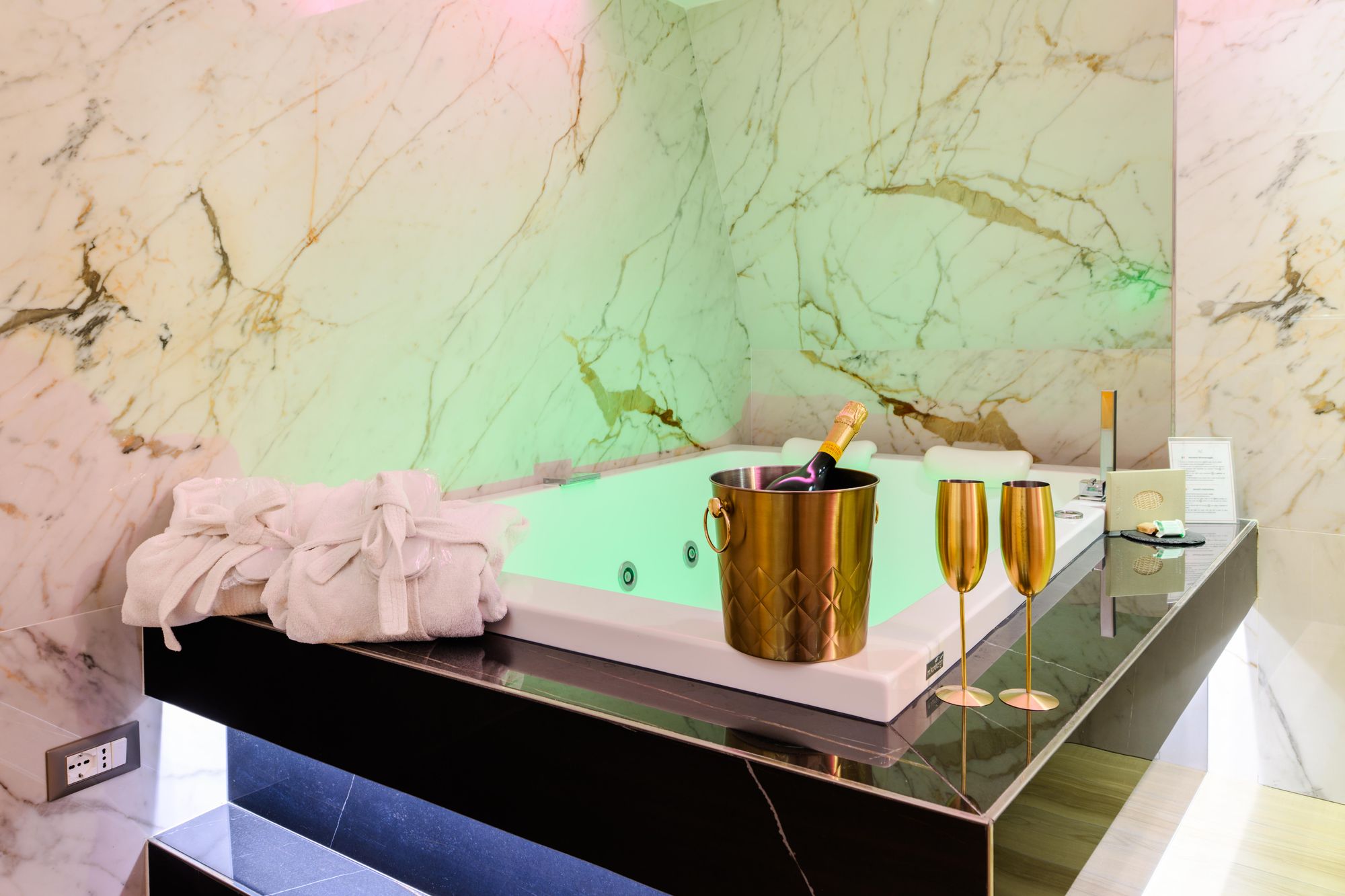 Dettaglio vasca idromassaggio jacuzzi Champagne - Notte romantica Napoli Centro - Municipio Luxury Suite Napoli, foto 16