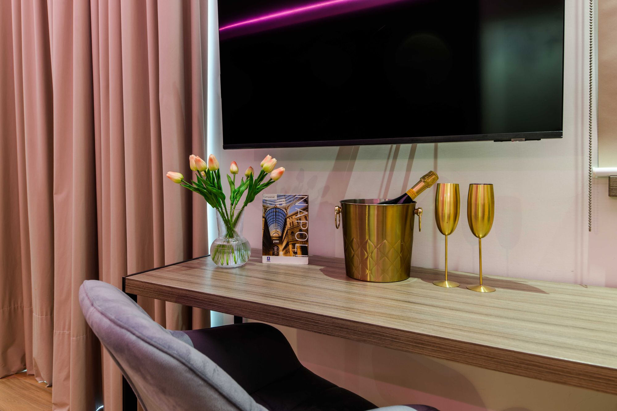 Scrivania della Junior Suite con vasca idromassaggio con Champagne e fiori atmosfera romantica Napoli - Municipio Luxury Suite Napoli, foto 17