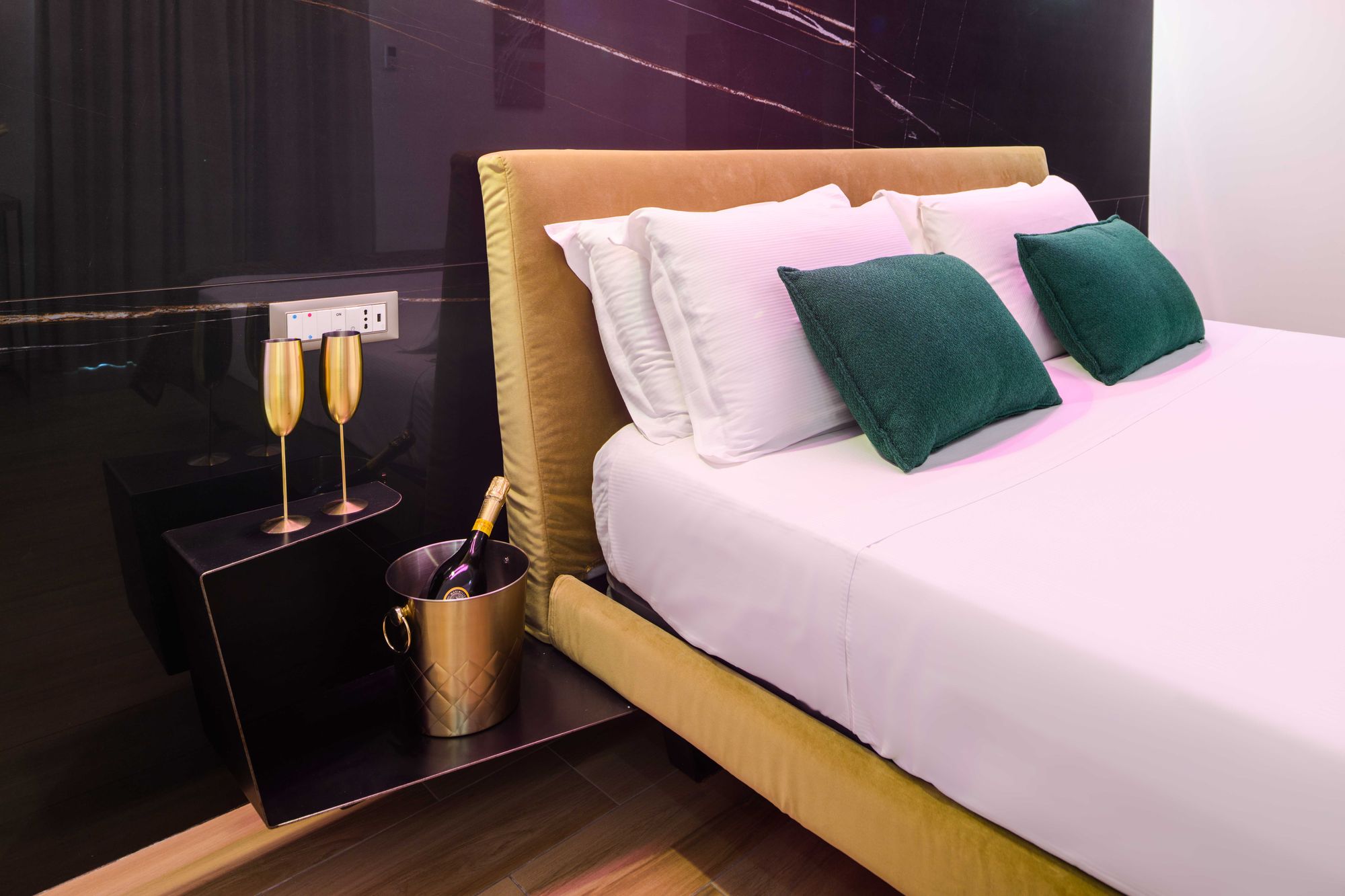 Dettagli comodino Junior Suite con vasca idromassaggio e balcone - Municipio Luxury Suite Napoli, foto 18