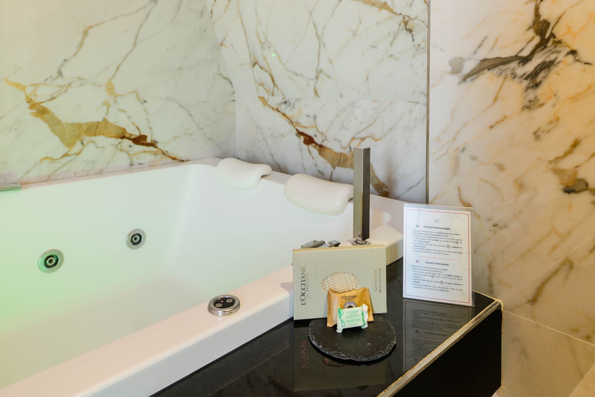 Dettaglio vasca idromassaggio jacuzzi Vanity set L'Occitane- Municipio Luxury Suite Napoli, foto 19