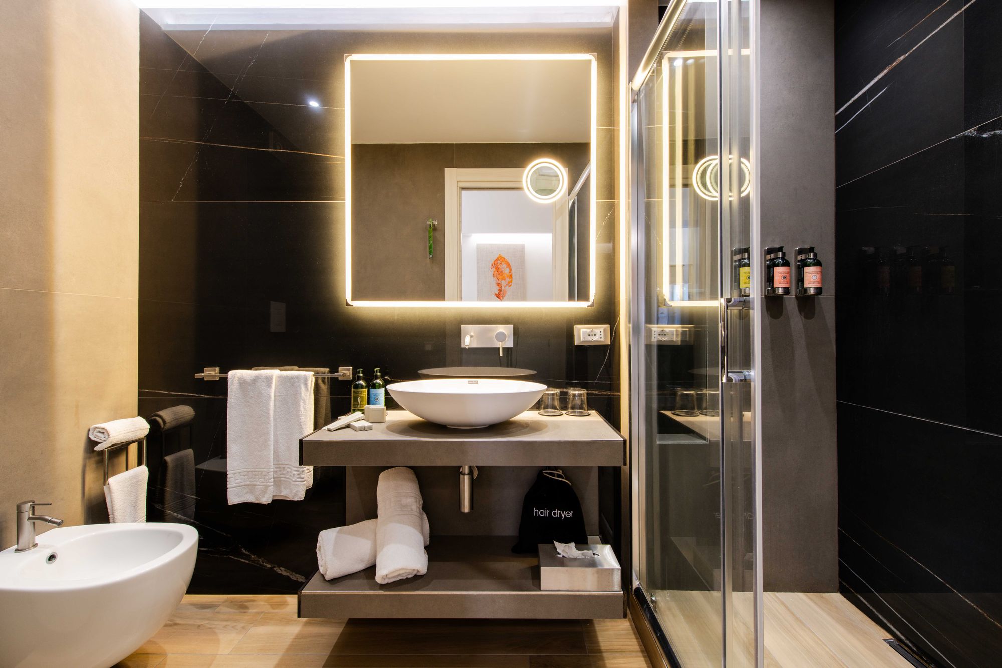 Vista d'insieme del bagno con luci specchio - Municipio Luxury Suite Napoli, foto 5