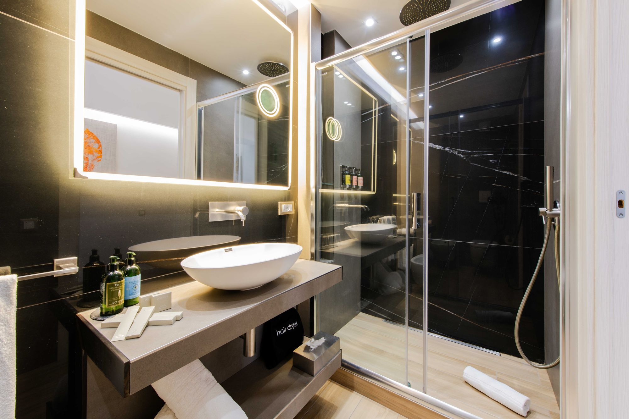 Doccia con vetro trasparente nel bagno della Junior Suite - Municipio Luxury Suite Napoli, foto 1
