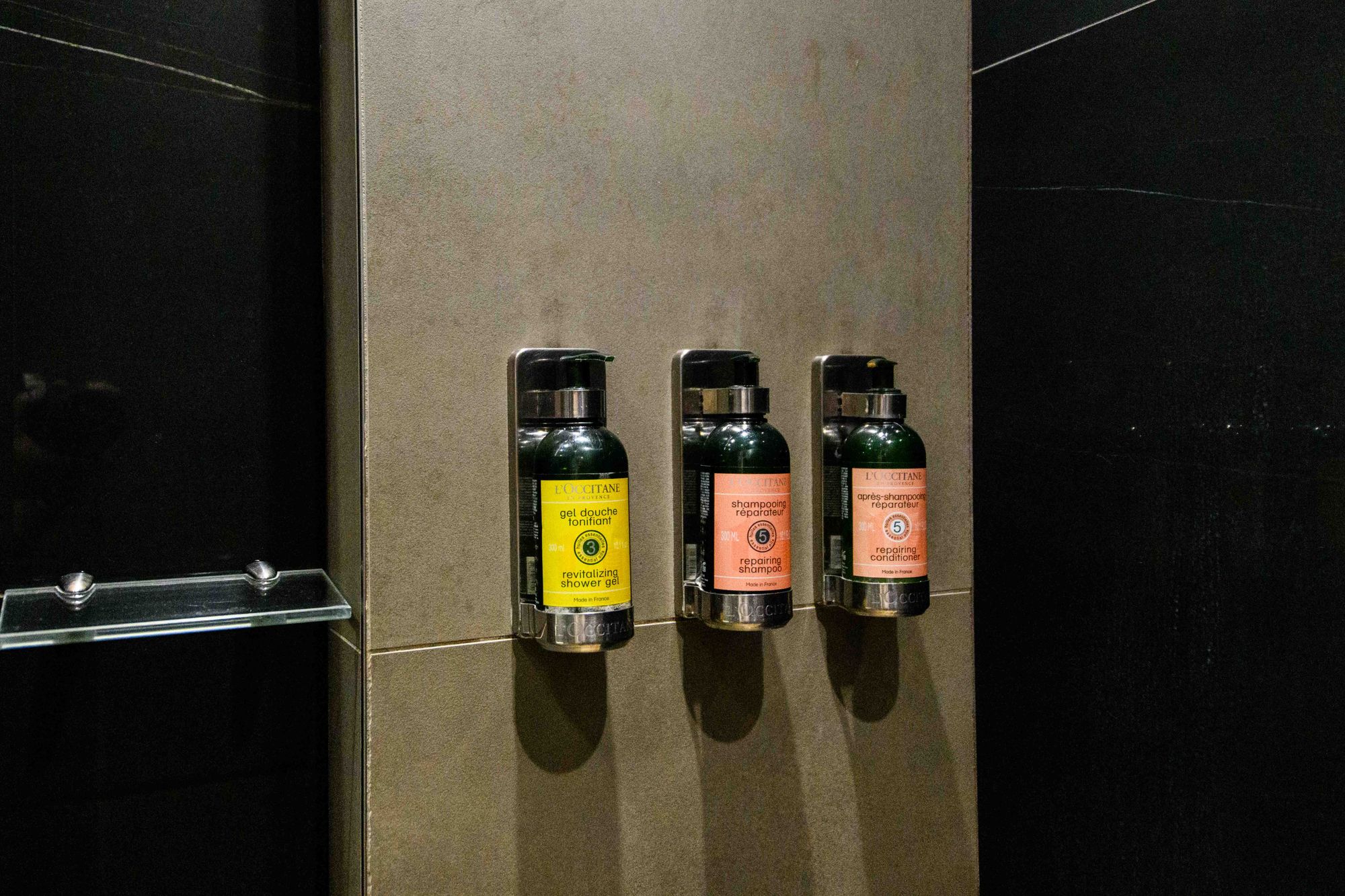 Dettagli Doccia L'Occitane della Junio Suite, B&B Napoli Municipio, foto 3