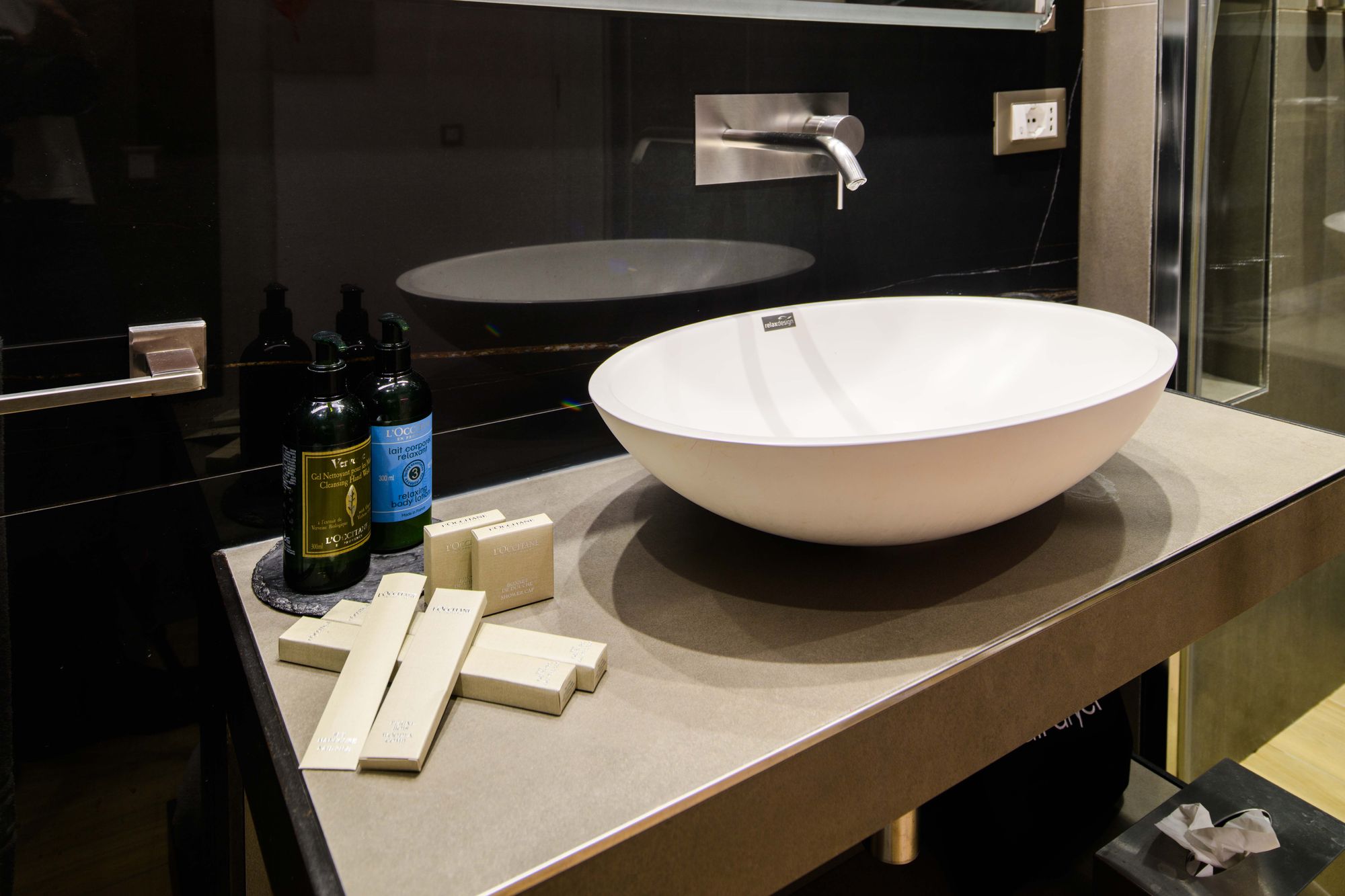 Lavabo e Vanity Set L'Occitane - Municipio Luxury Suite Napoli, foto 4