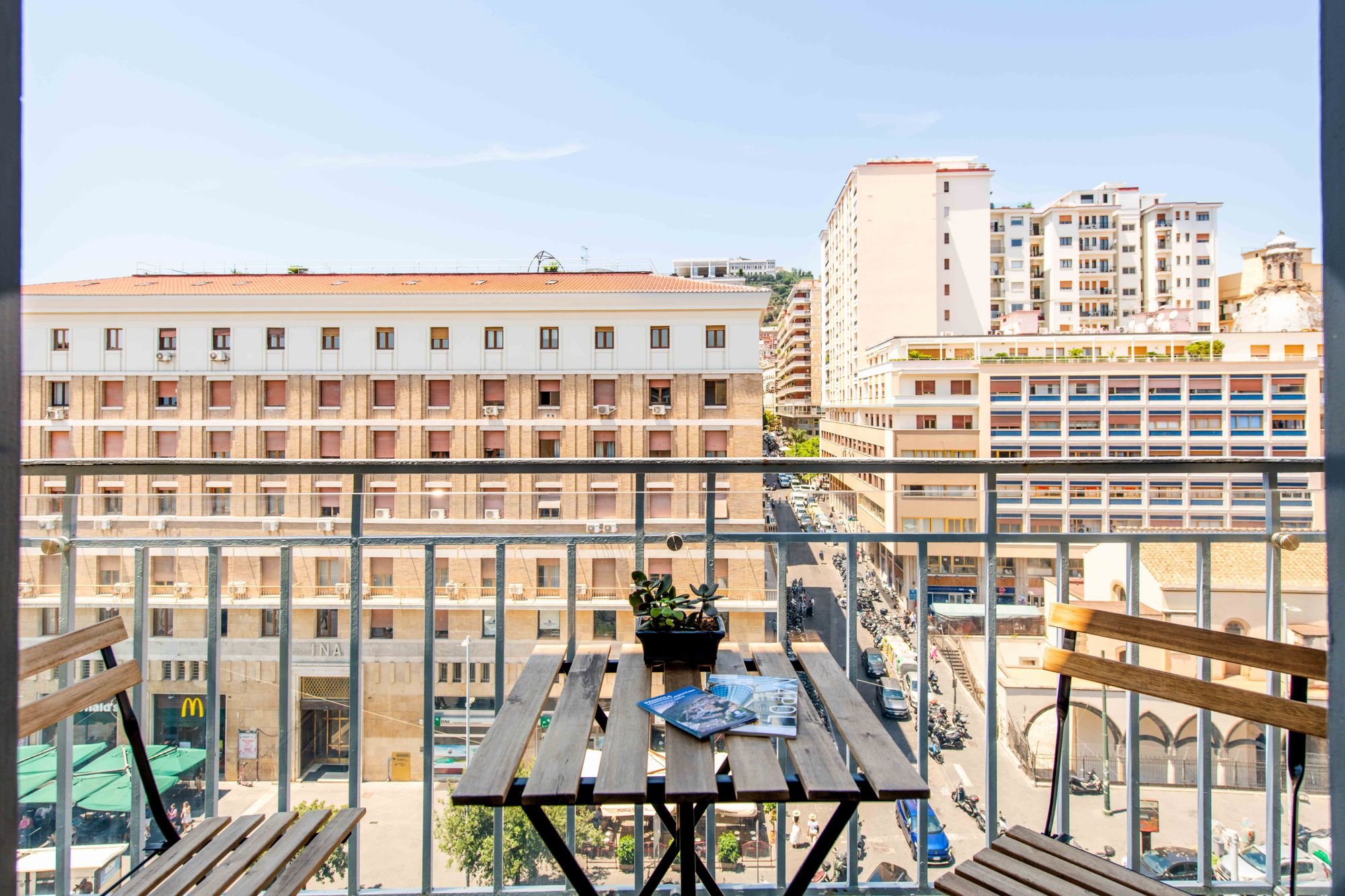 Terrazzo arredato con sedute della Junior Suite - Municipio Luxury Suite Napoli, foto 5