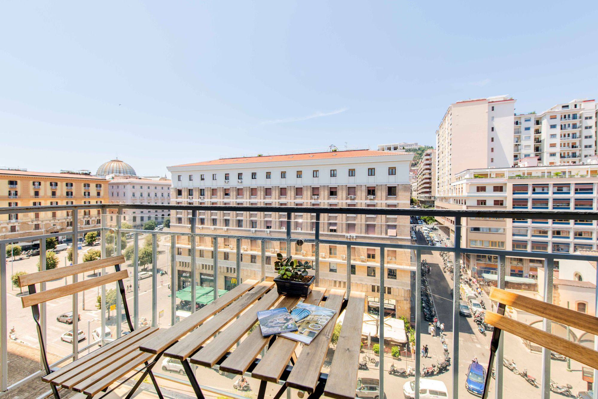Balcone della suite con vista sul centro di Napoli - Municipio Luxury Suite Napoli, foto 7