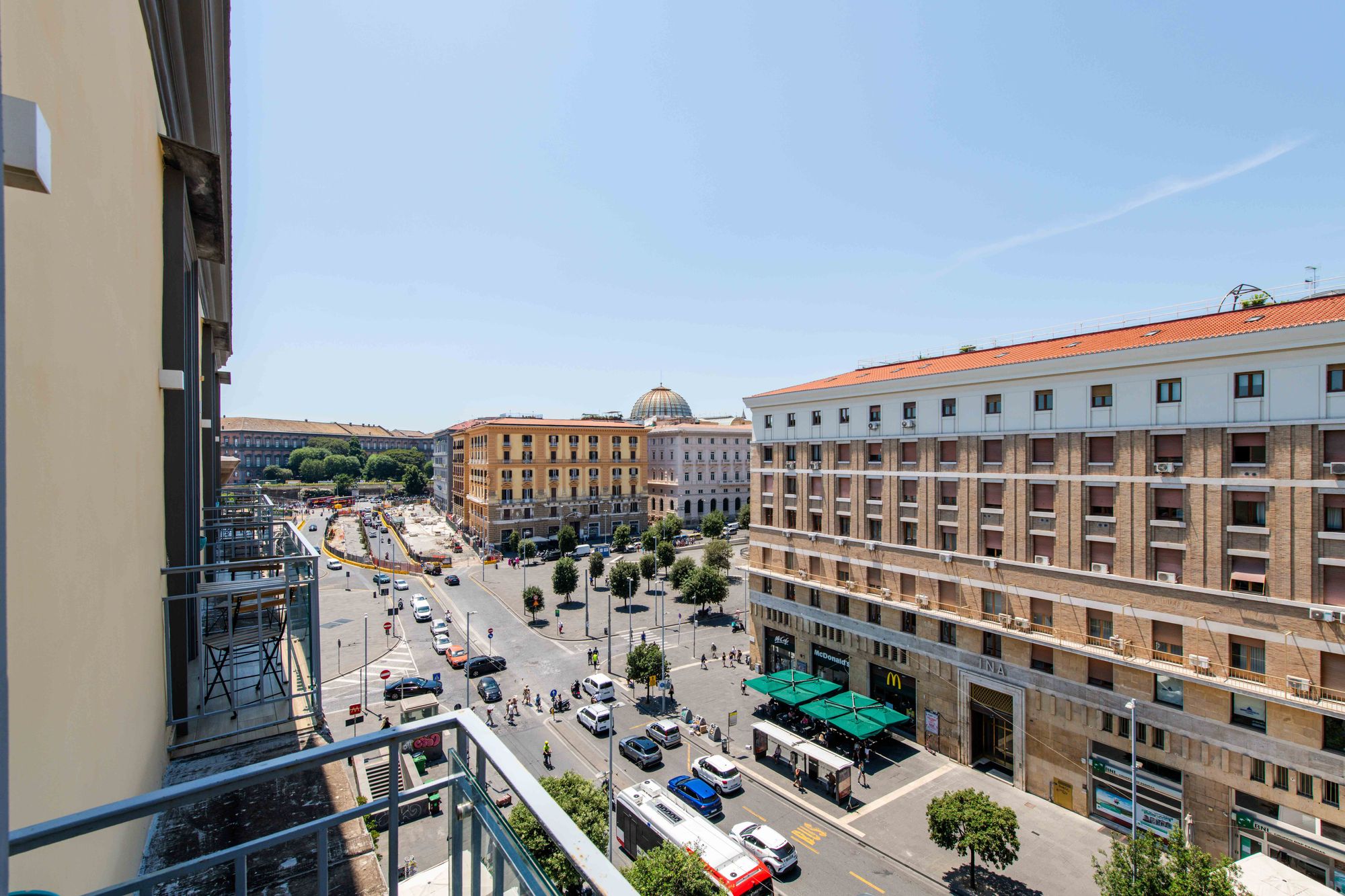 Balcone della Junior Suite con jacuzzi vasca idromassaggio con vista Piazza Municipio - Municipio Luxury Suite Napoli, foto 1