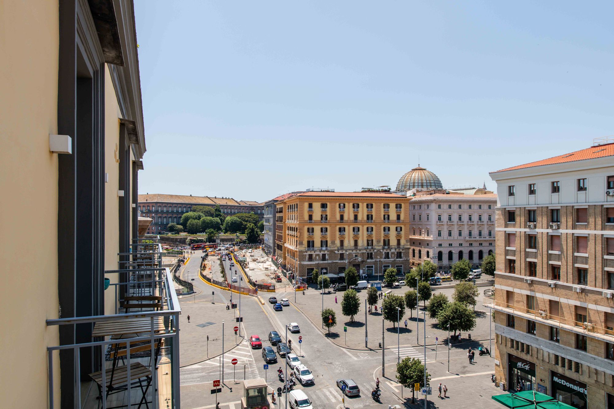 Balcone della Junior Suite con vasca idromassaggio e Vista su Piazza Municipio - Municipio Luxury Suite Napoli, foto 6