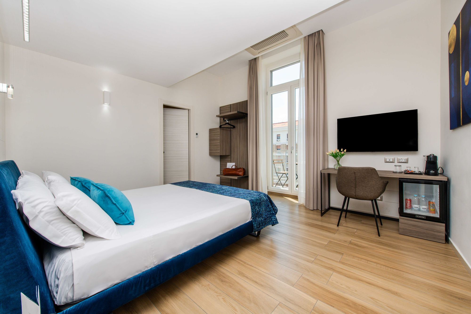 Camera con letto, scrivania, TV a parete e accesso al balcone, B&B Napoli centro - Municipio Luxury Suite Napoli, foto 2