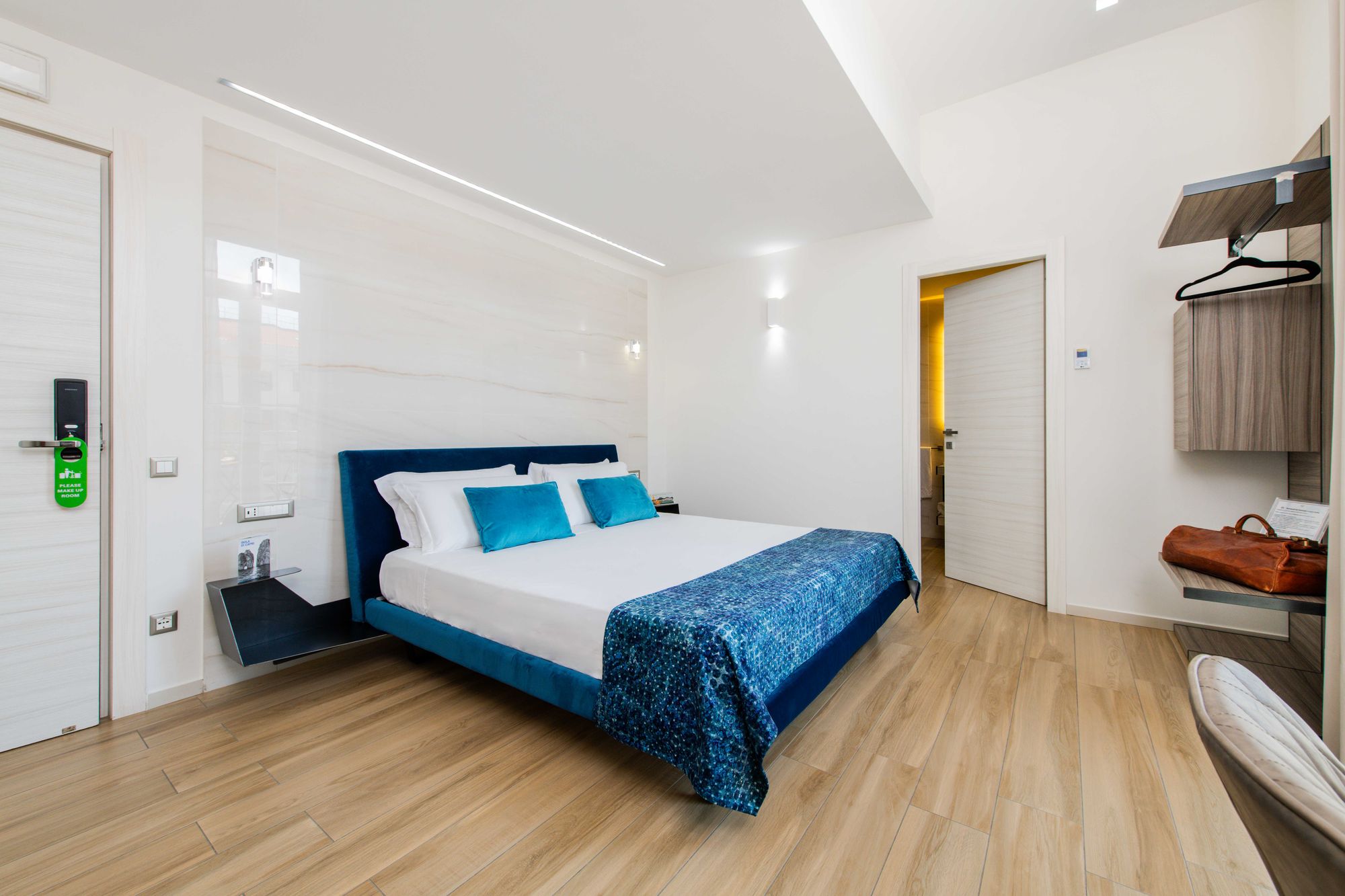 Camera doppia con testiera blu velluto, vista sull'ingresso e pavimento in parquet, B&B Napoli centro - Municipio Luxury Suite Napoli, foto 1