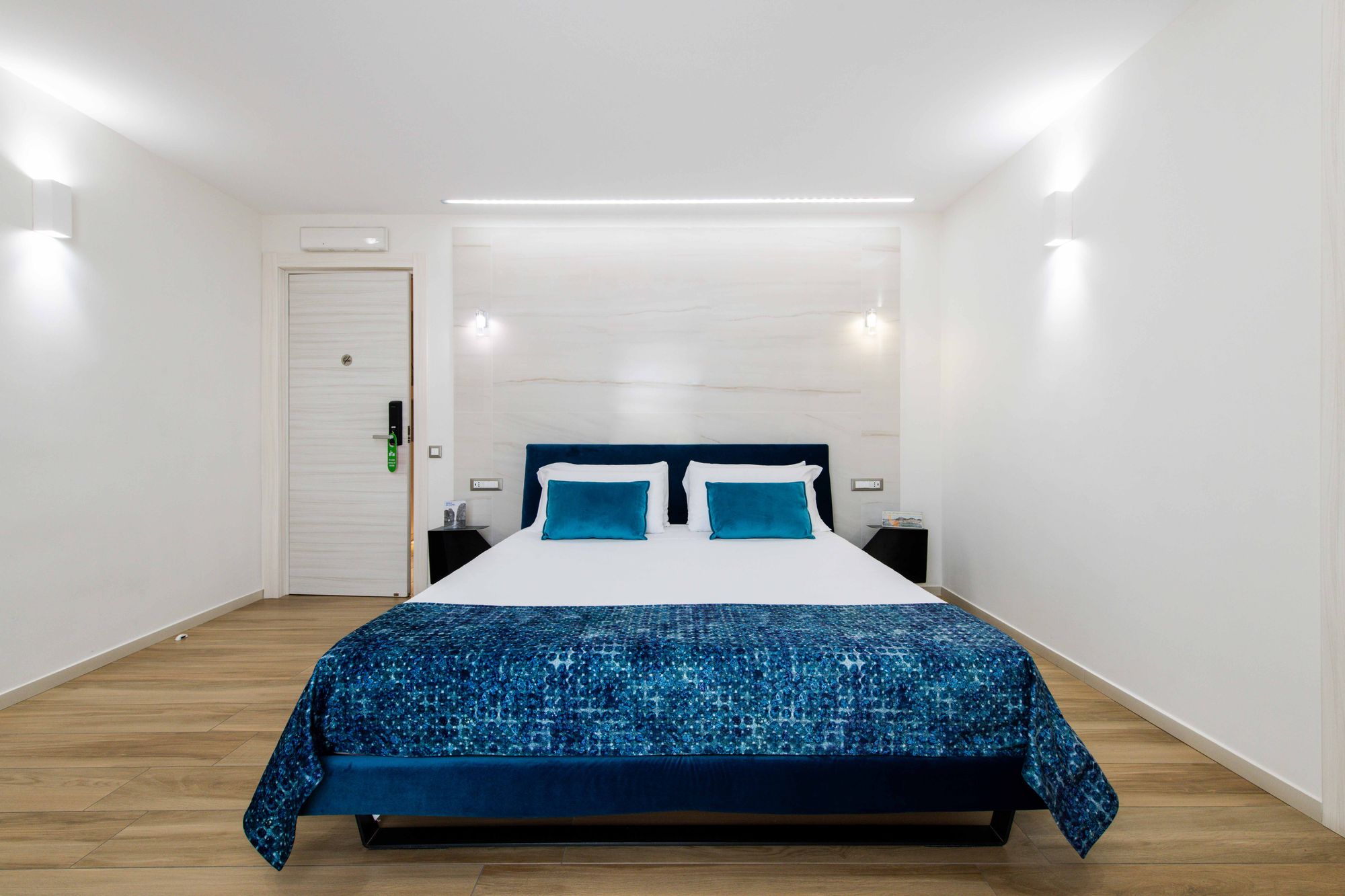 Letto matrimoniale con copriletto blu e cuscini decorativi, camera Napoli centro - Municipio Luxury Suite Napoli, foto 3