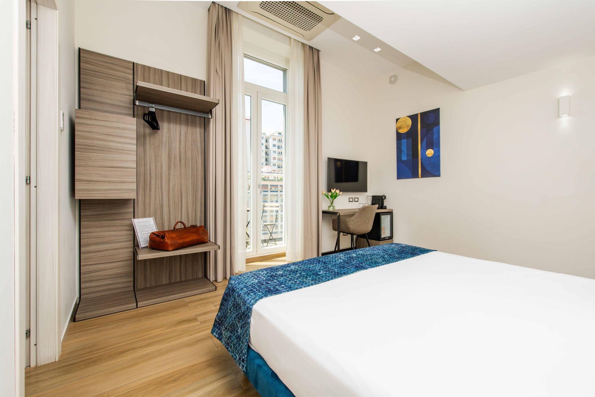 Camera con balcone, TV a parete e letto con copriletto blu, Napoli centro - Municipio Luxury Suite Napoli, foto 9