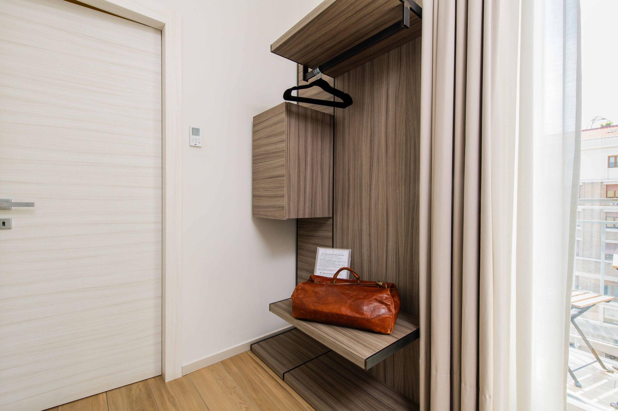 Armadio a muro con accappatoio e appendiabiti della camera, Napoli centro - Municipio Luxury Suite Napoli, foto 6