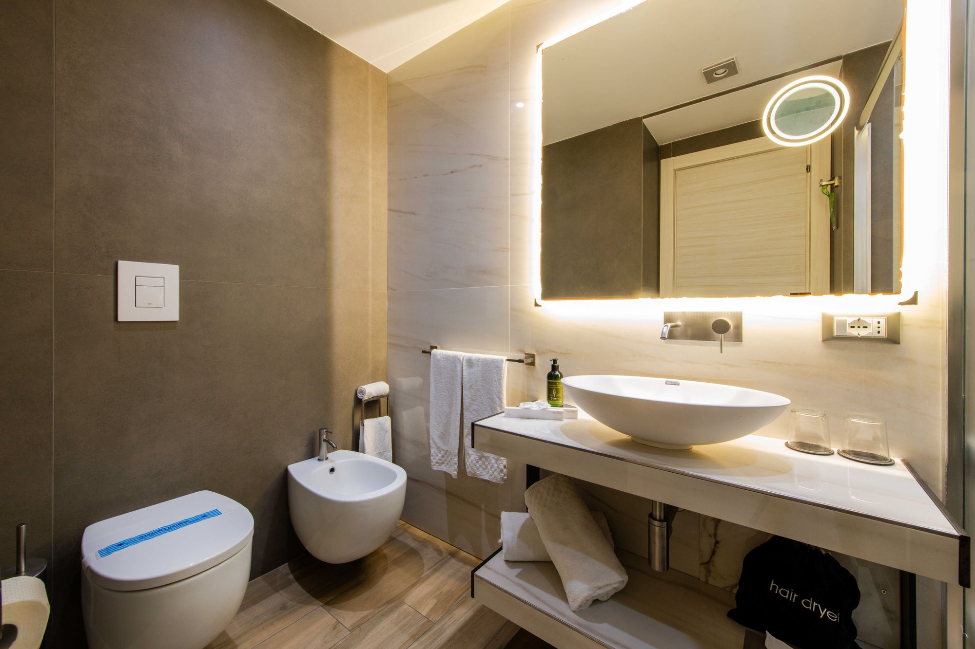 Bagno con specchio illuminato, lavabo e accessori da toeletta, B&B Napoli - Municipio Luxury Suite Napoli, foto 1