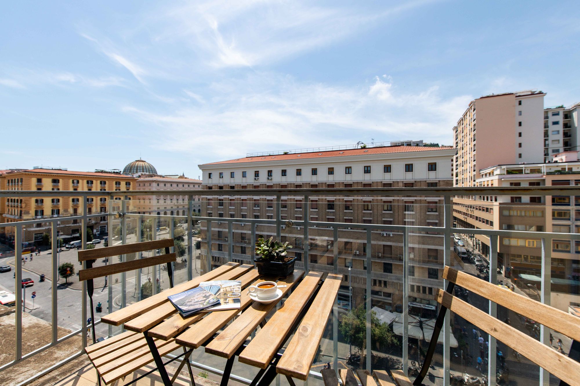 Balcone con tavolino, caffè e vista panoramica su Piazza Municipio, camera Napoli centro