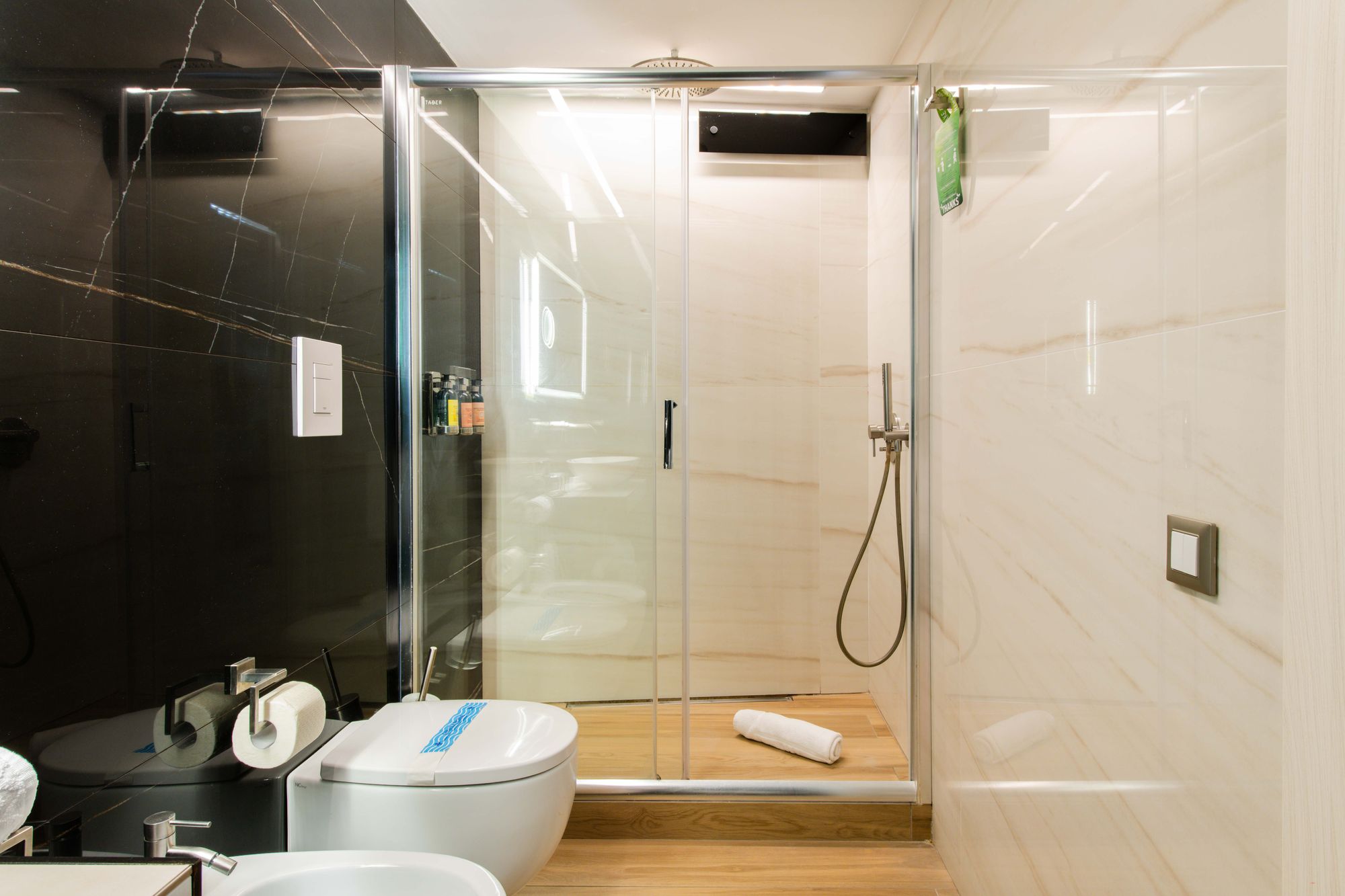 Box doccia in vetro con sanitari e rivestimento in marmo nero, bagno Napoli centro