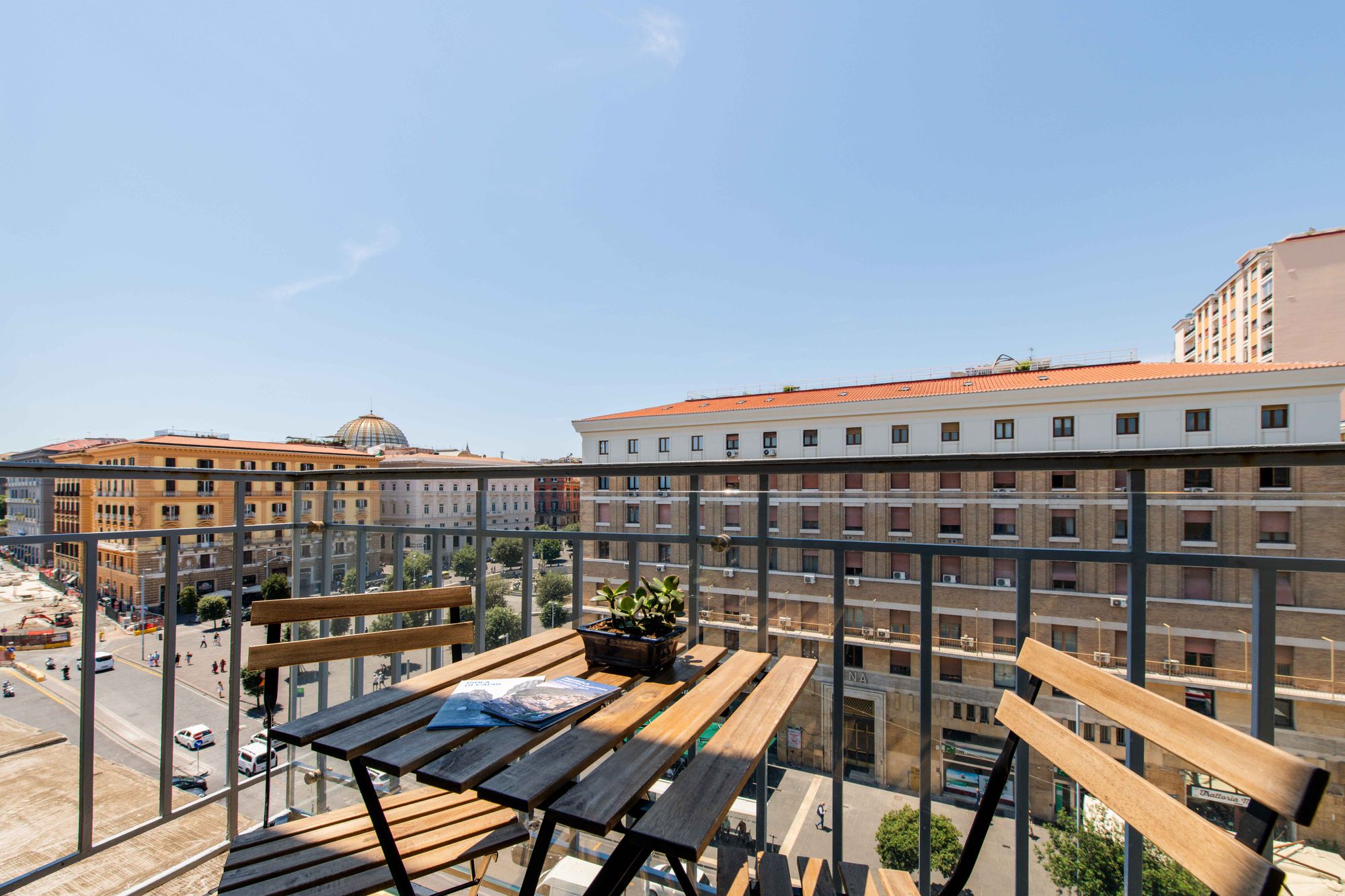 Balcone con tavolino, sedie e vista panoramica su Piazza Municipio, camera Napoli centro