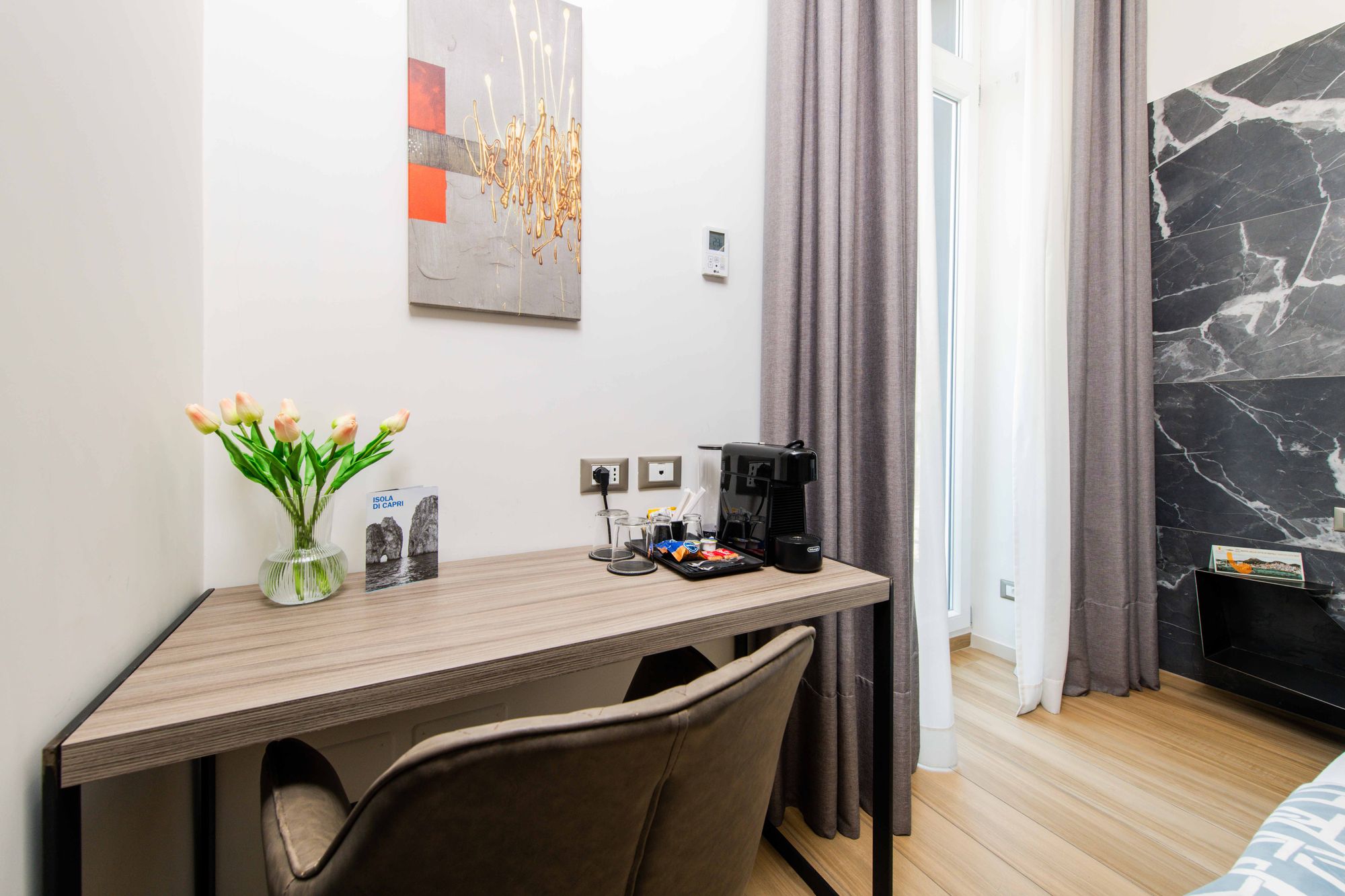 Scrivania con macchina del caffè, vaso di tulipani e tenda alla finestra, B&B Napoli centro - Municipio Luxury Suite Napoli, foto 7