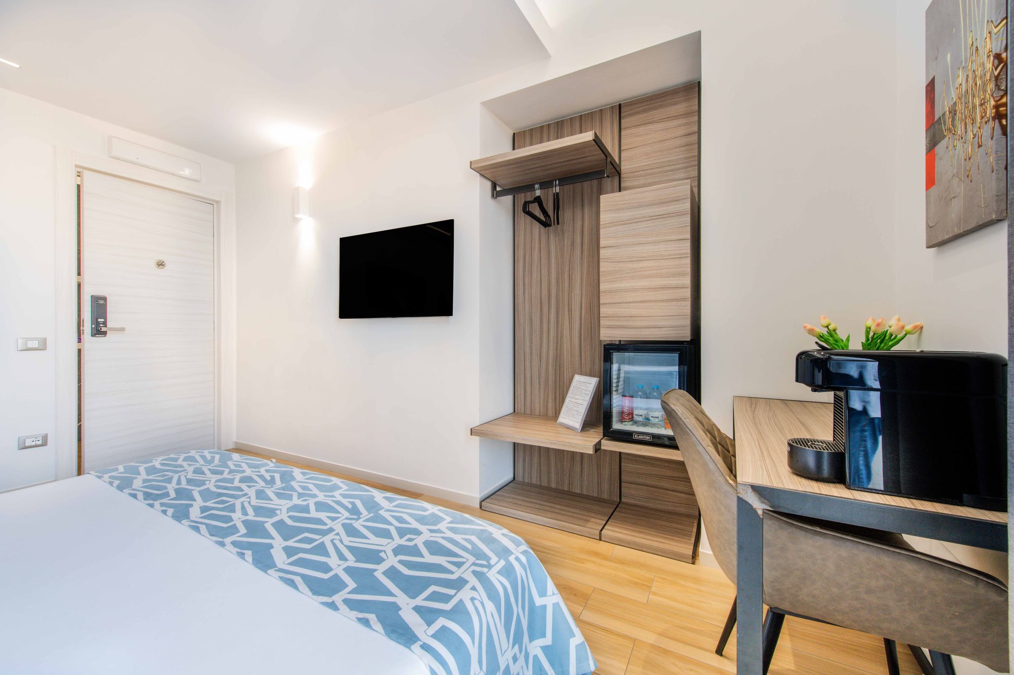 Ingresso della camera con porta, TV a parete - Municipio Luxury Suite Napoli, foto 4