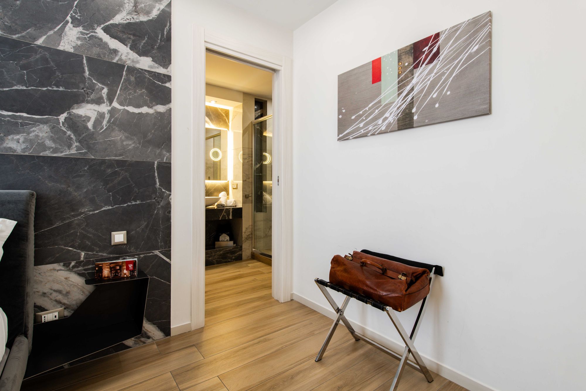 Portavaligie e accesso al bagno, Napoli centro Piazza Municipio, foto 10