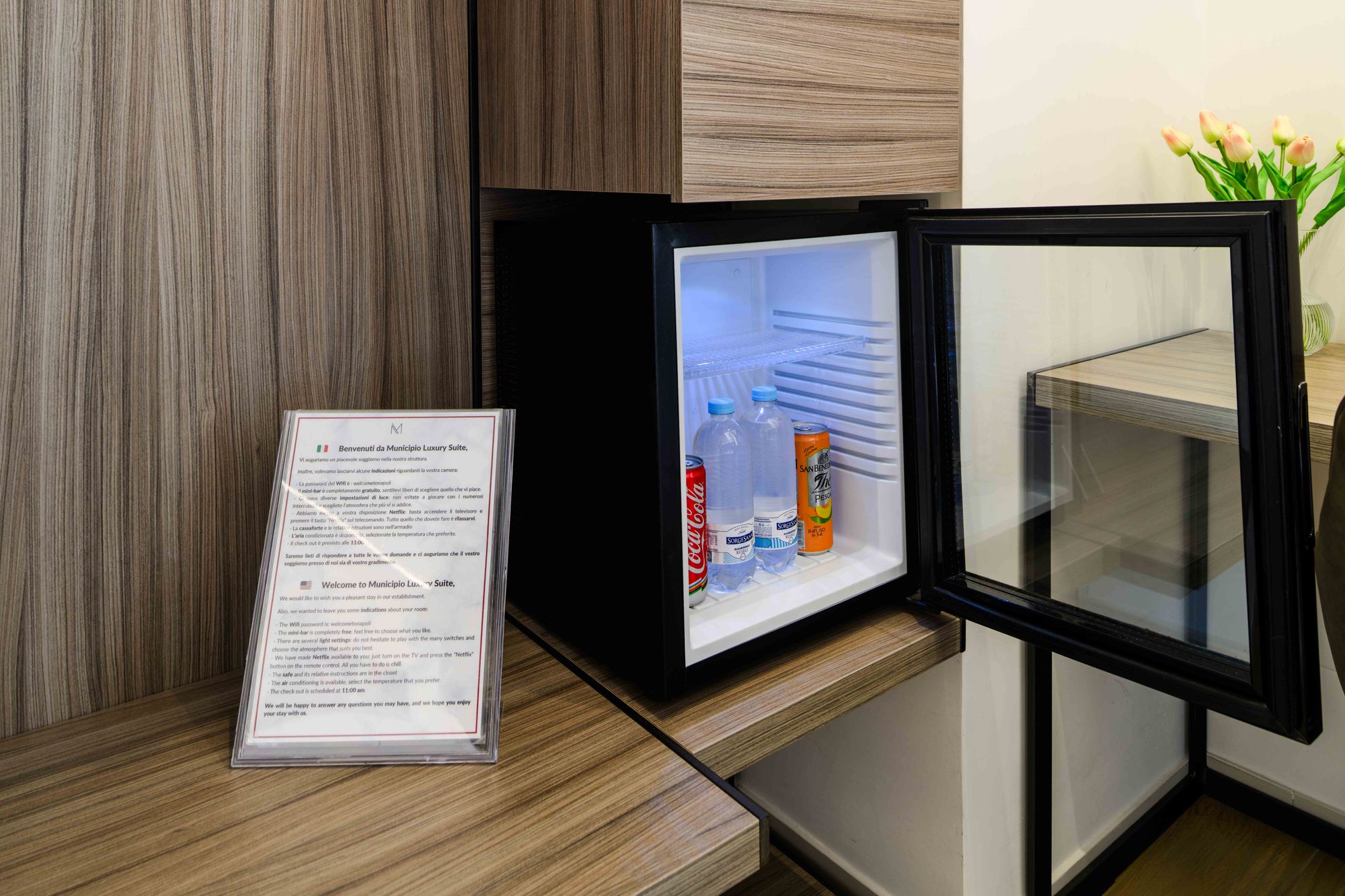 Minibar con bevande fresche, camera B&B Piazza Municipio Napoli centro