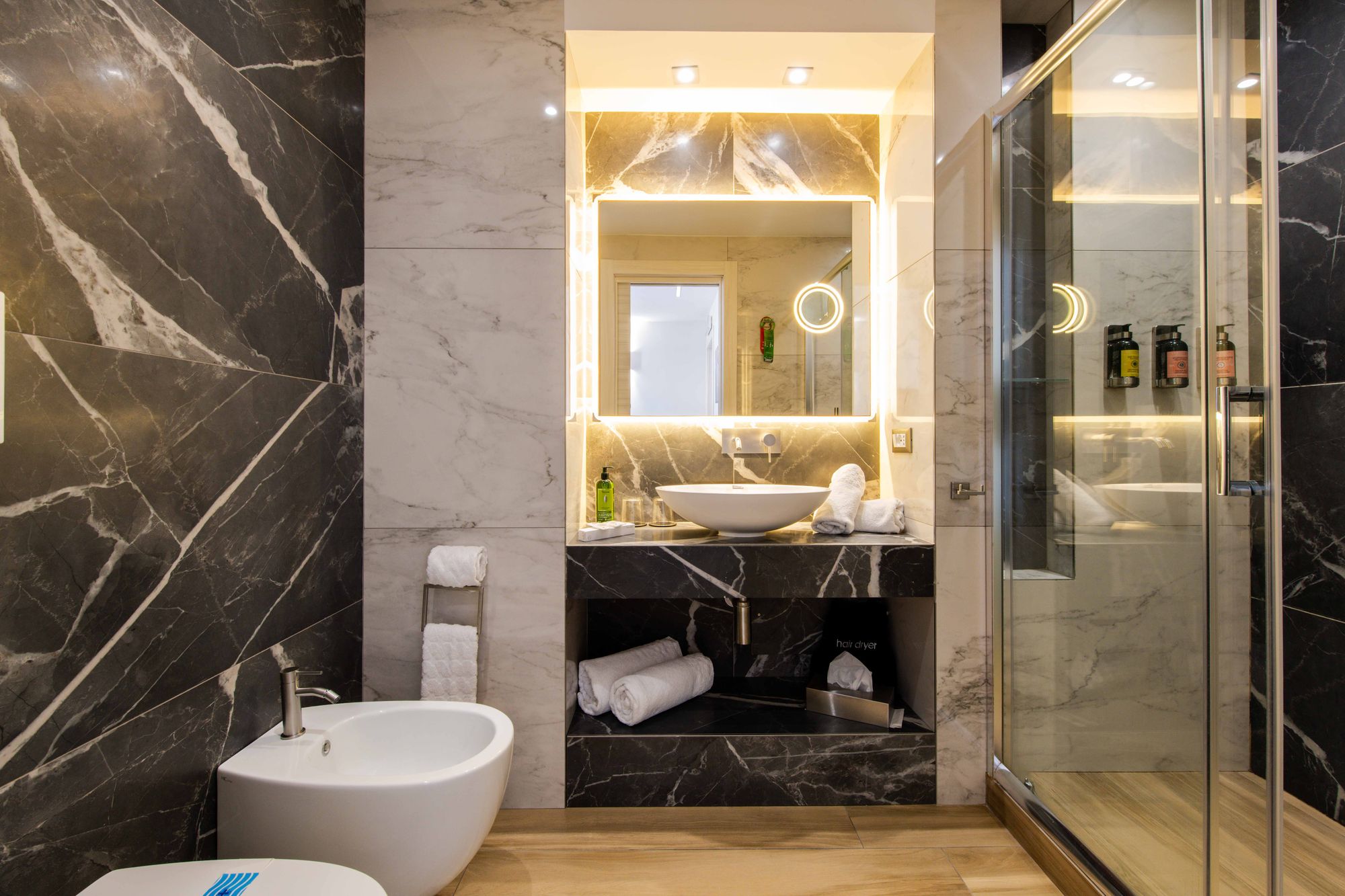 Bagno con bidet, lavabo in marmo e specchio illuminato, Piazza Municipio Napoli