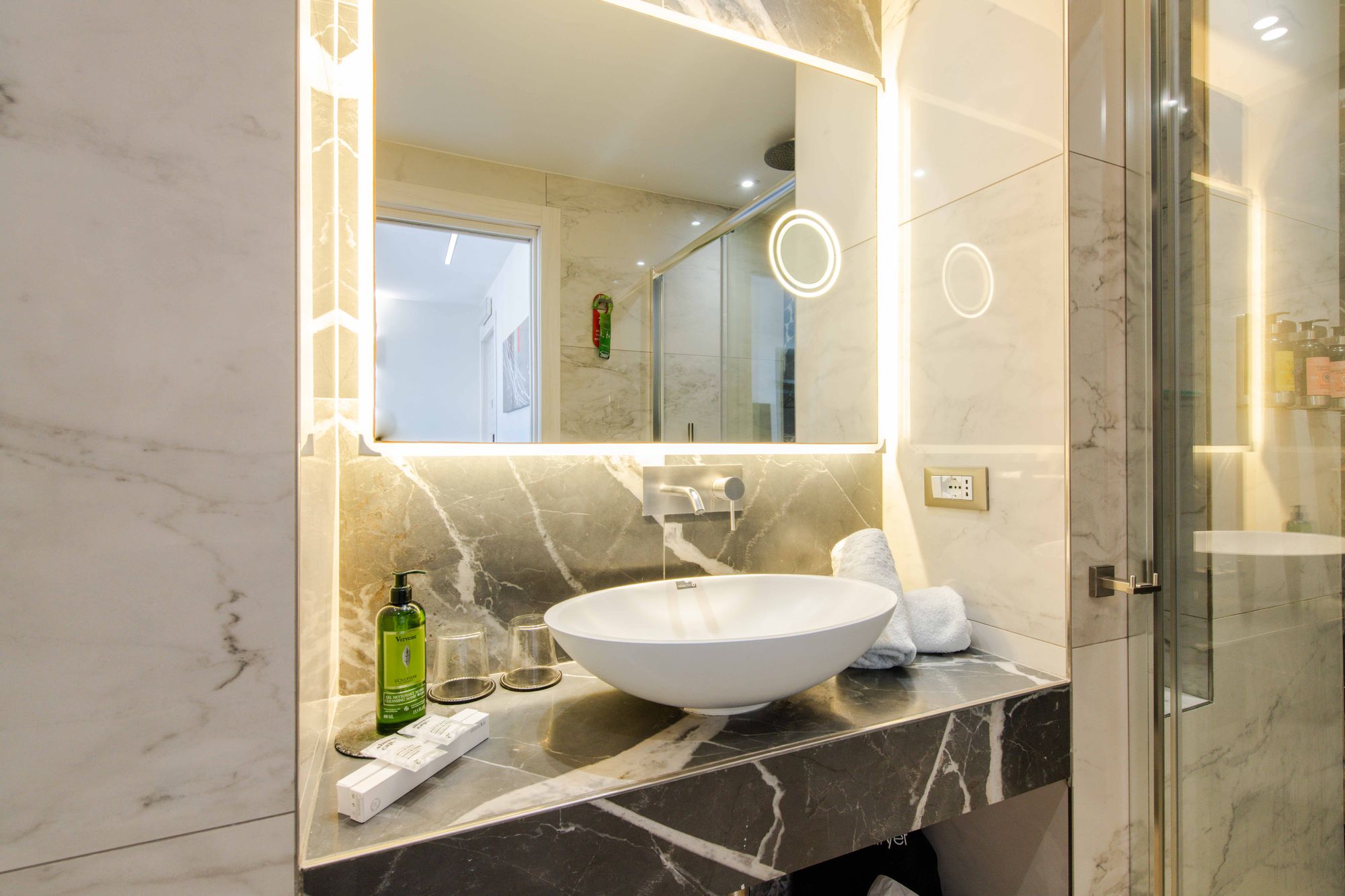 Dettaglio lavabo in marmo con specchio illuminato e set di cortesia, Napoli centro