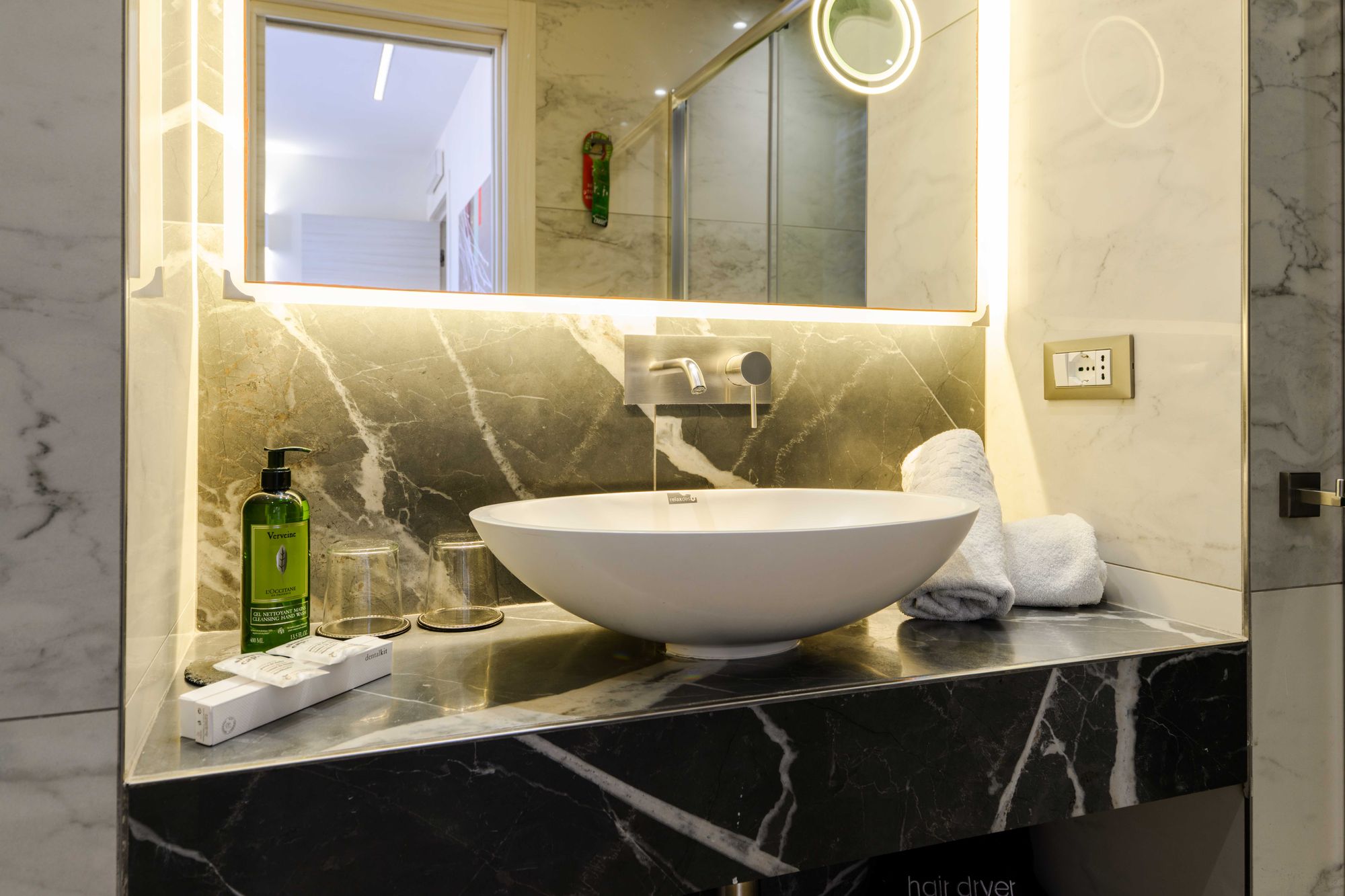 Lavabo con piano in marmo e rubinetteria a parete, bagno B&B Napoli centro