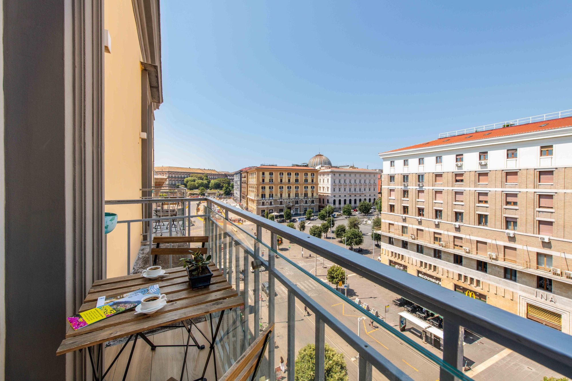 Vista dal balcone su Piazza Municipio e il centro di Napoli