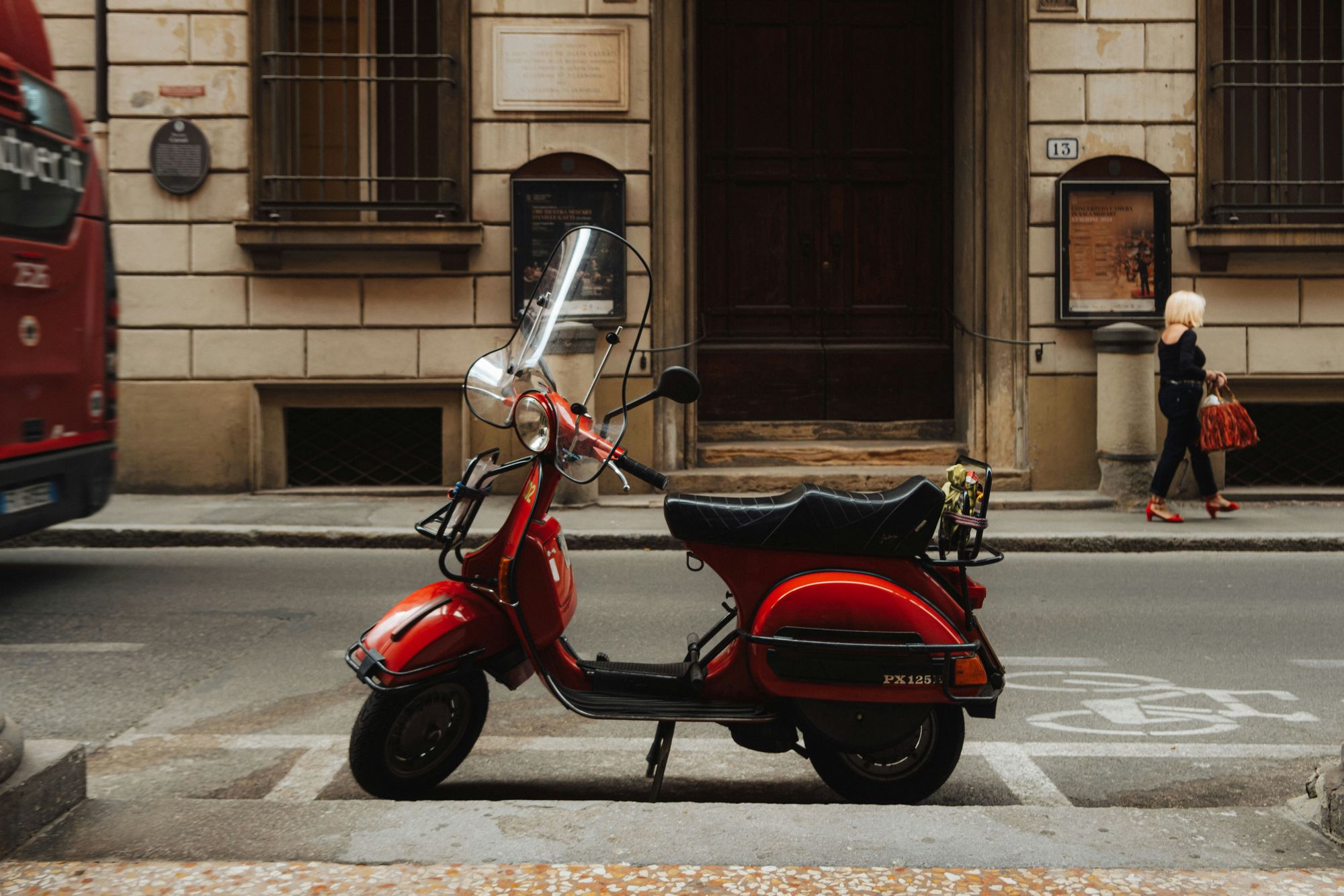 Scooter Vespa rossa parcheggiata in una strada del centro storico di Napoli