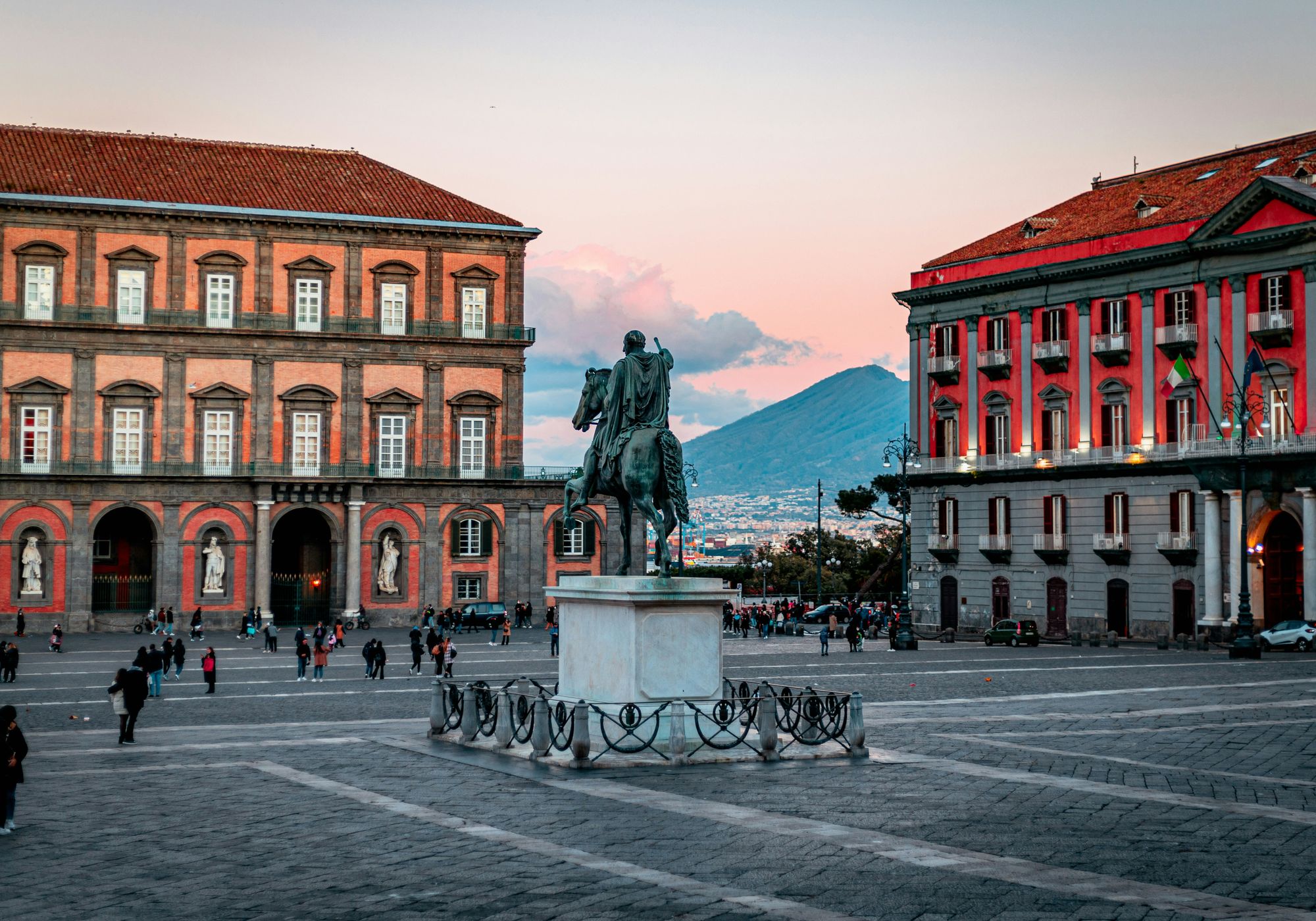 Piazza del Plebiscito al tramonto con il Vesuvio sullo sfondo, Napoli